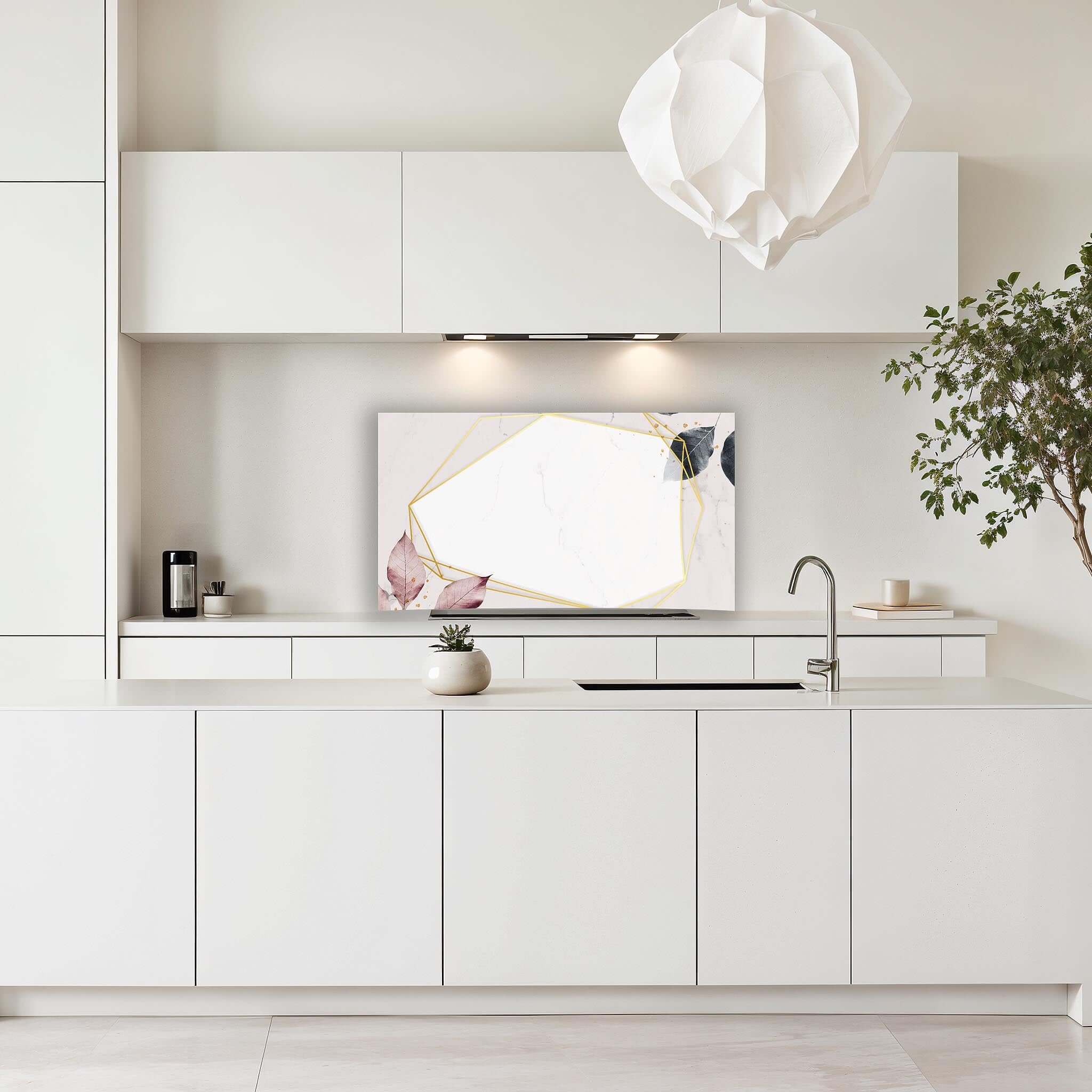 Geometric Elegance spatscherm gemonteerd in een lichte, moderne keuken