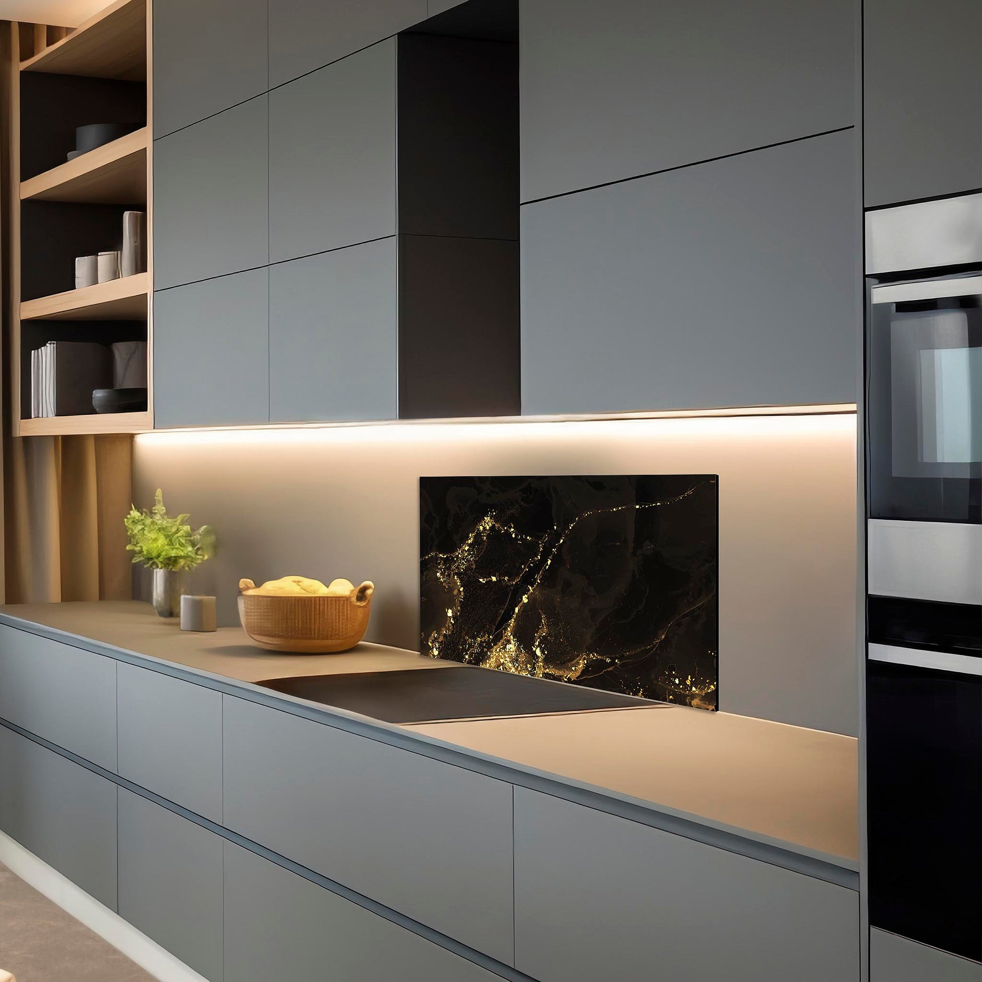 Donkere keuken met luxe zwart marmer spatscherm met gouden details