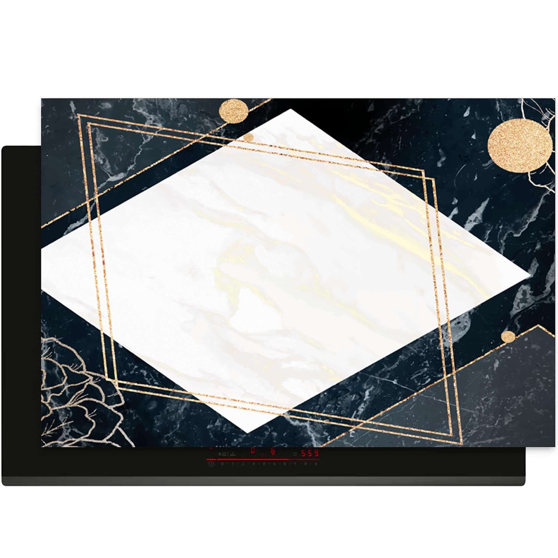 Close-up van de Glamour Marble inductie beschermer met wit en zwart marmer, gouden glitter en roze accent.