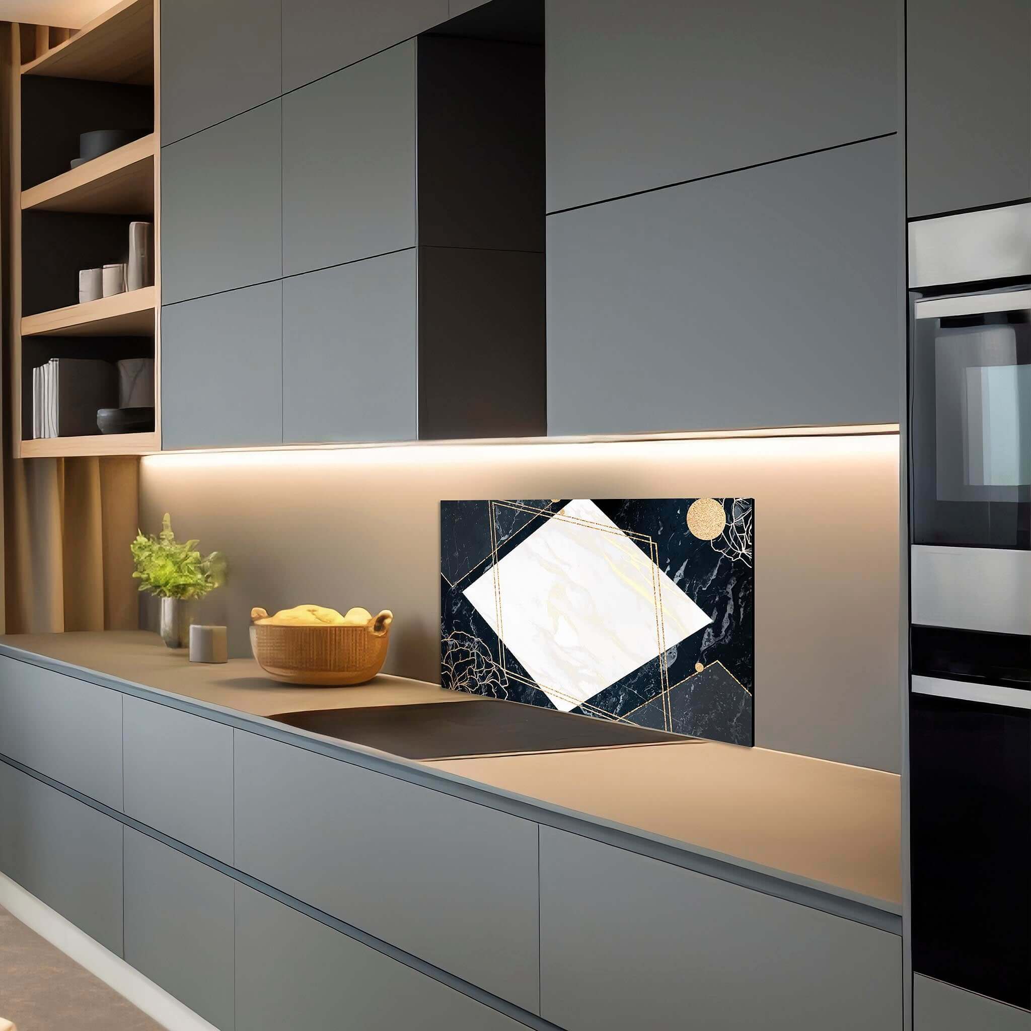 Glamour Marble spatscherm met zwart marmer en goudaccenten in een luxe donkergrijze keuken