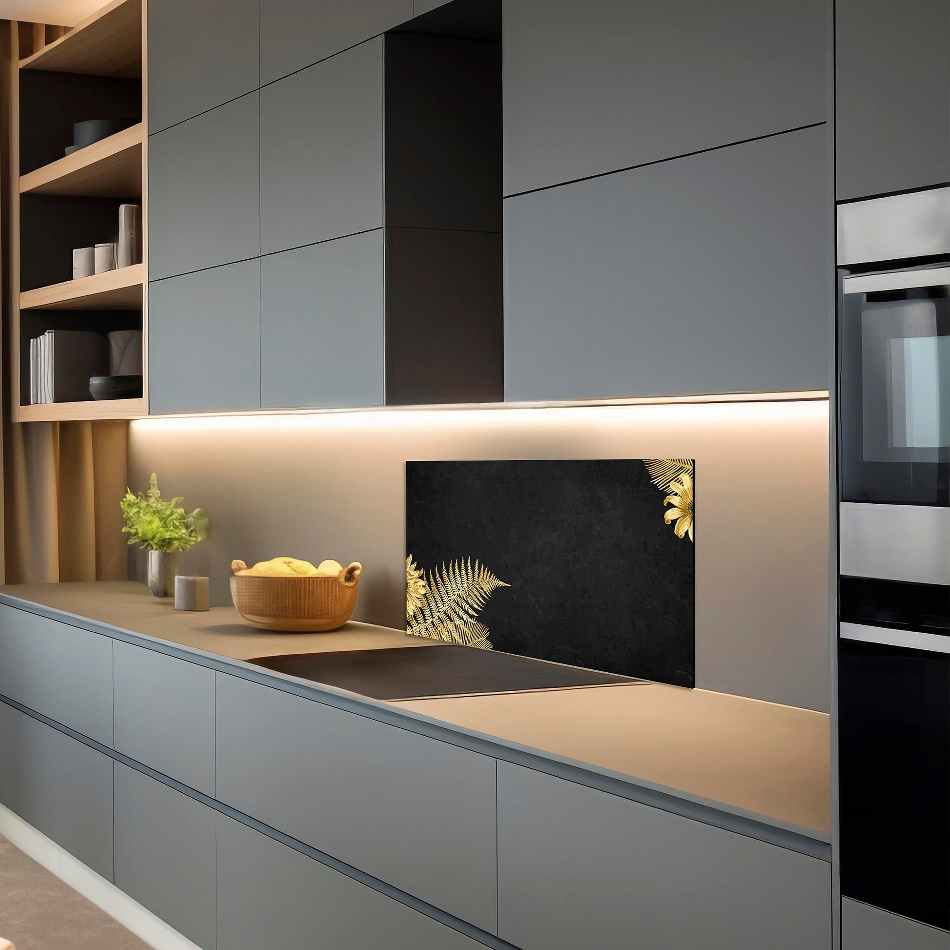 Moderne keuken met Golden Fern Touch spatscherm uit de Luxury Gold collectie