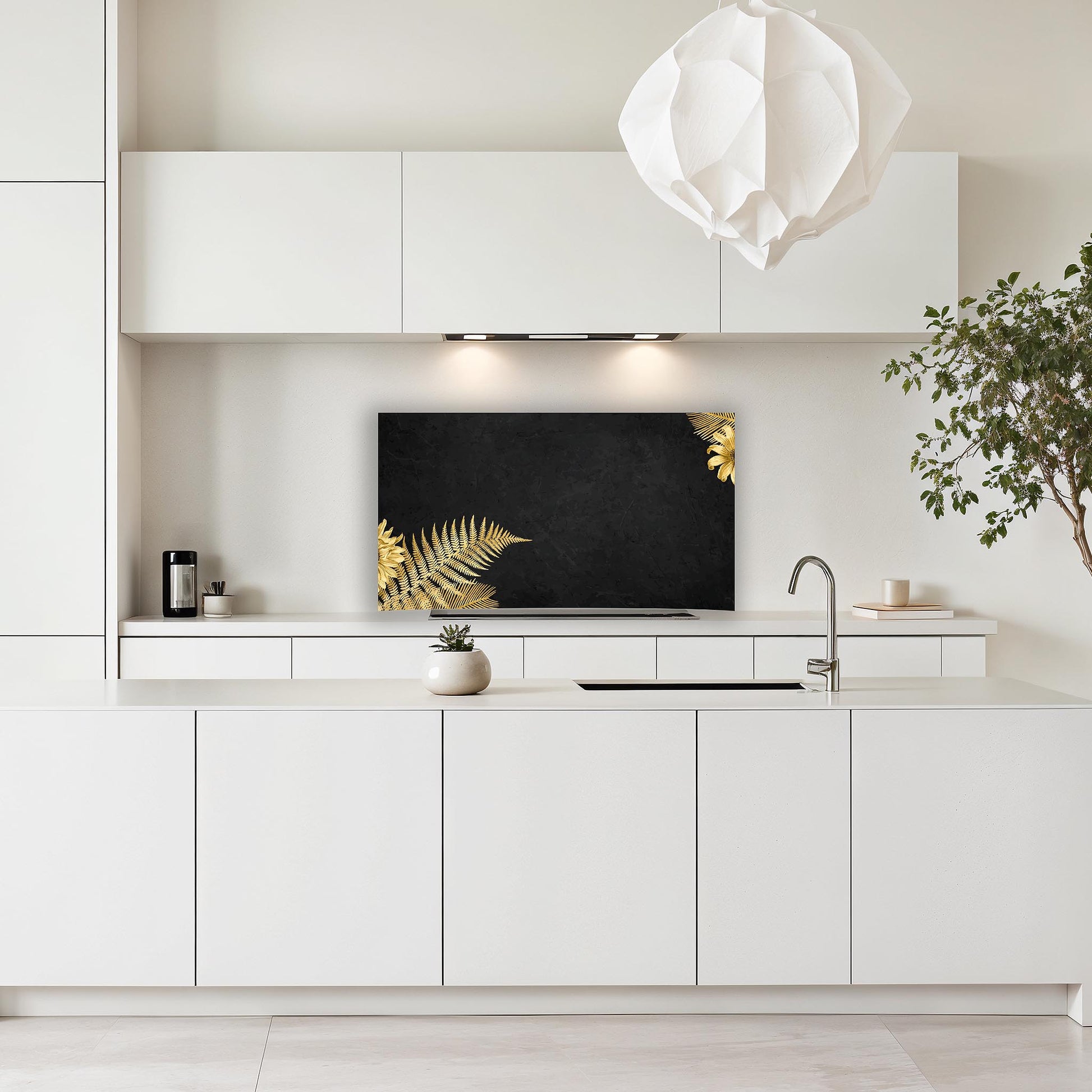 Keuken met wit interieur en Golden Fern Touch spatscherm in zwart en goud