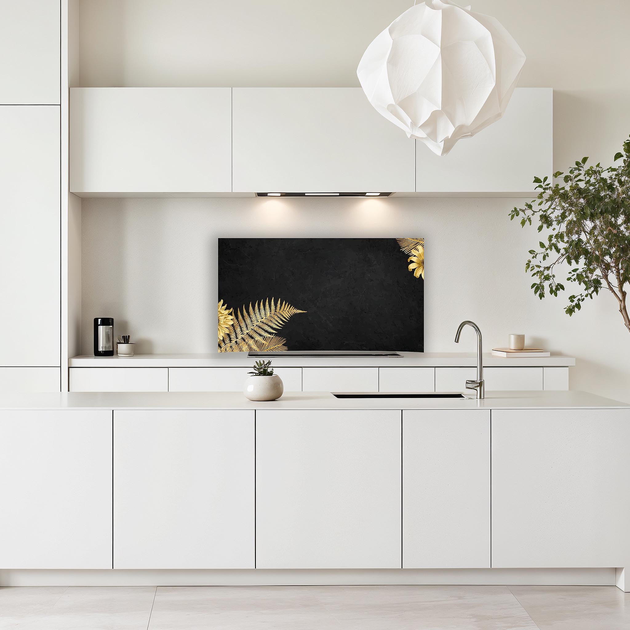 Keuken met wit interieur en Golden Fern Touch spatscherm in zwart en goud