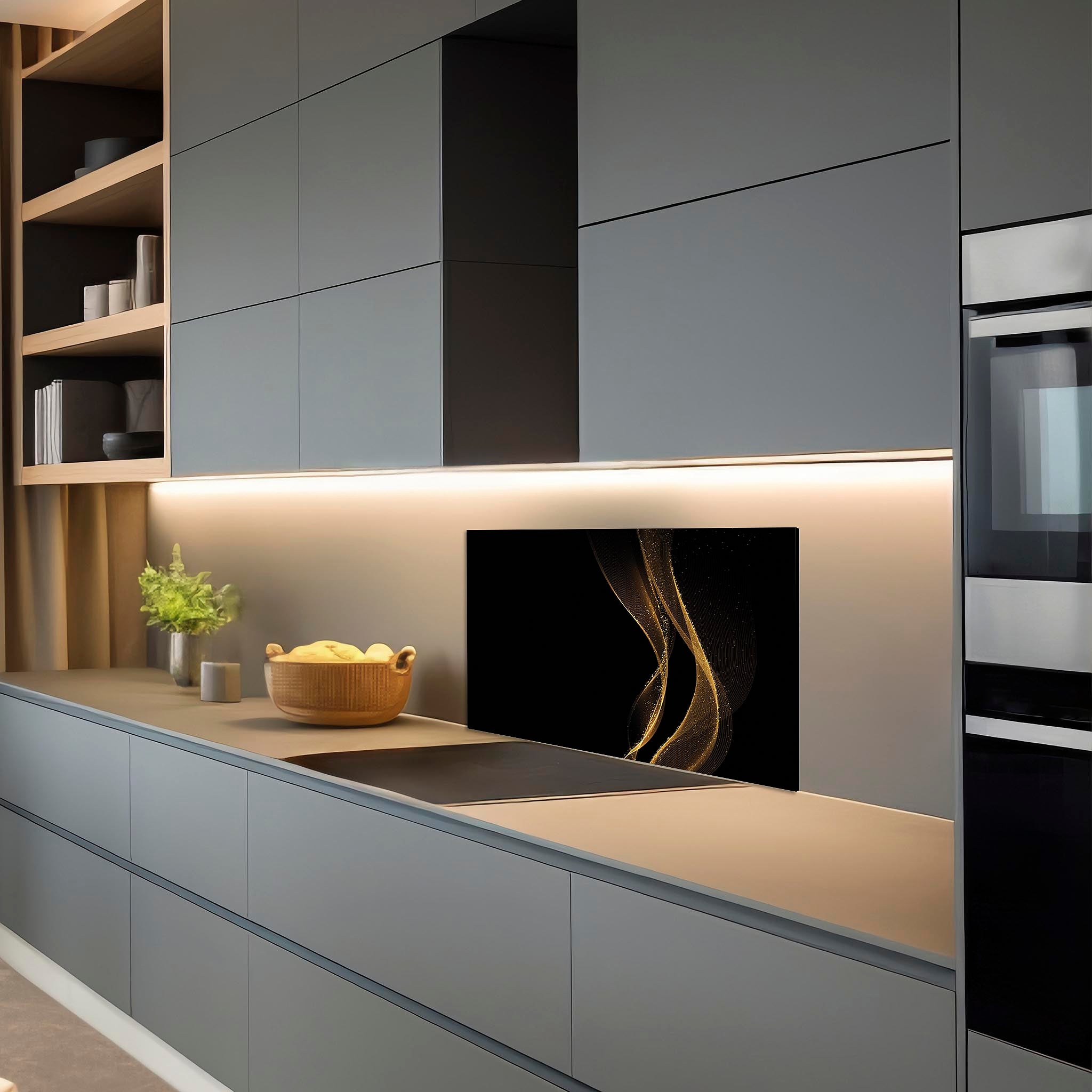 Zwart spatscherm met vloeiende gouden lijnen gemonteerd in een moderne keuken