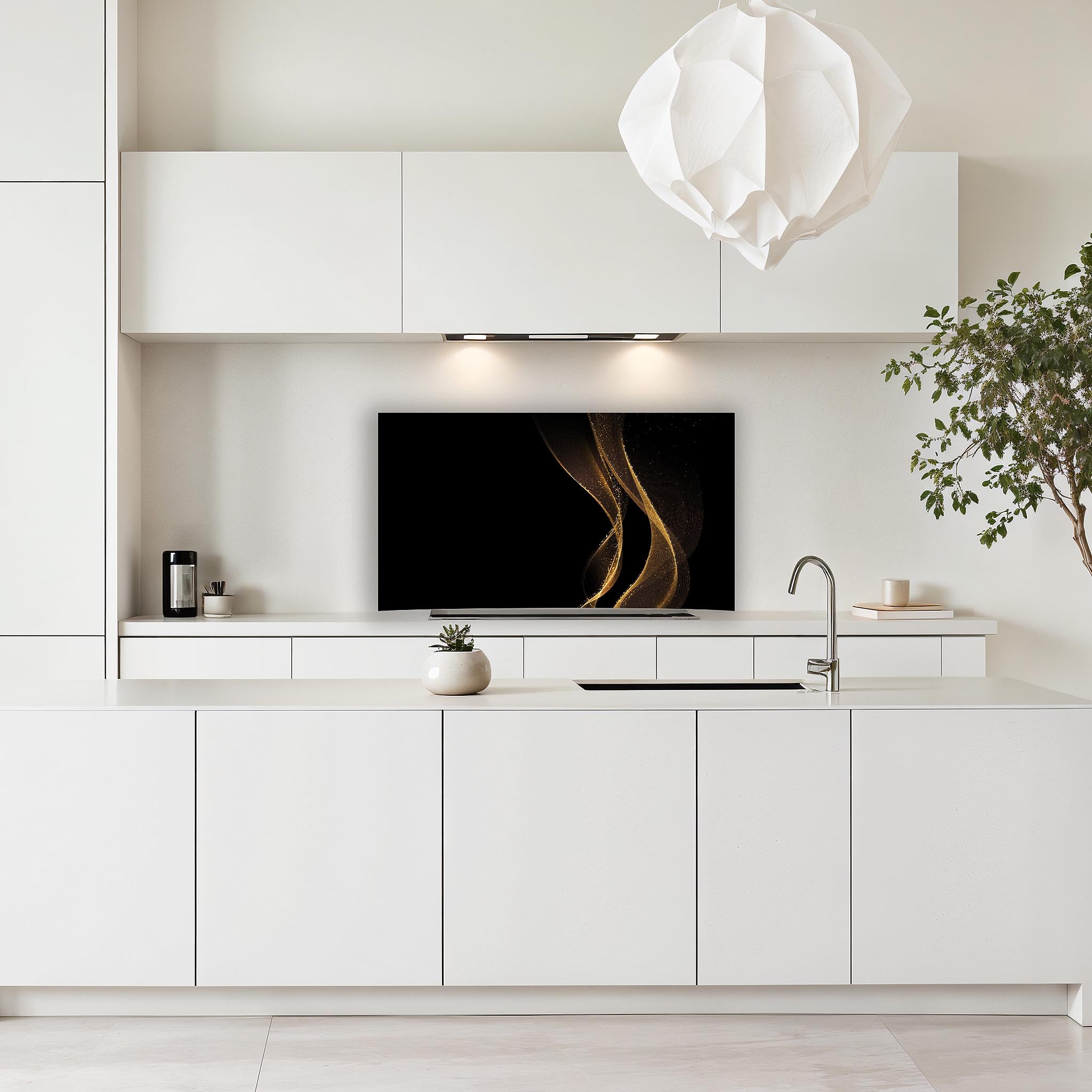 Golden Flow spatscherm met gouden accenten geplaatst in een witte keuken