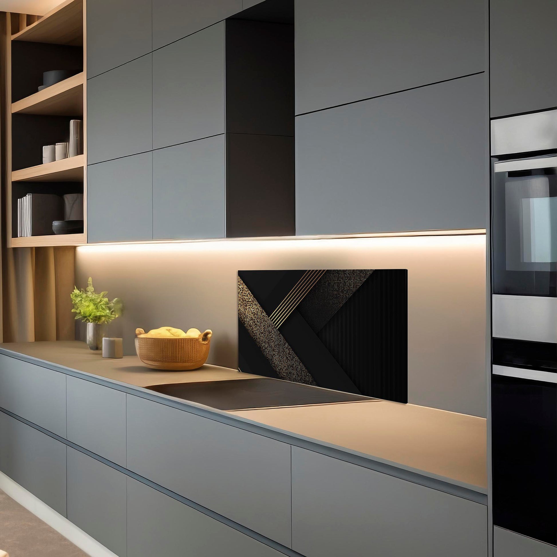 Golden Geometry spatscherm gemonteerd in een luxe grijze keuken met kookplaat
