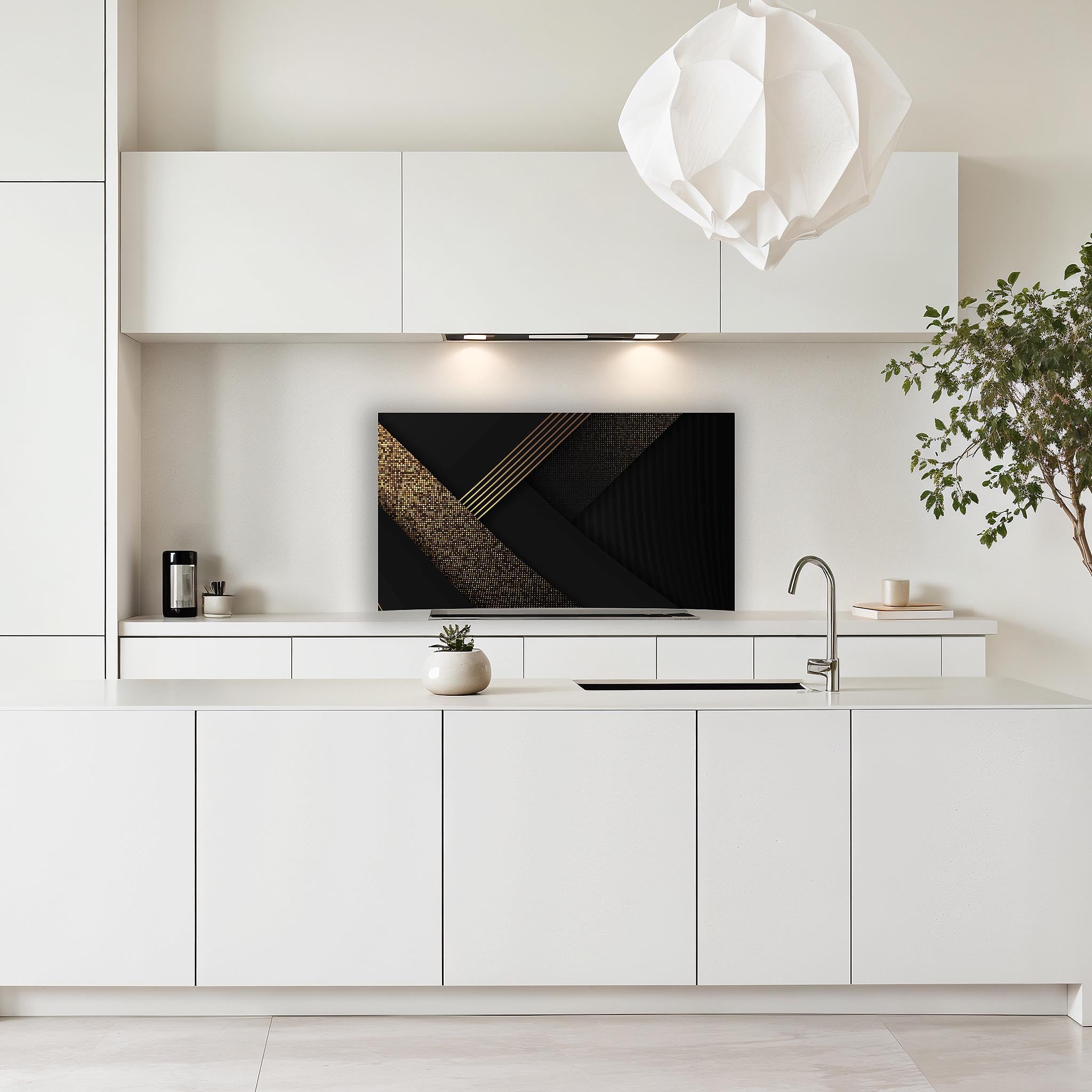 Golden Geometry spatscherm gemonteerd in een moderne witte keuken