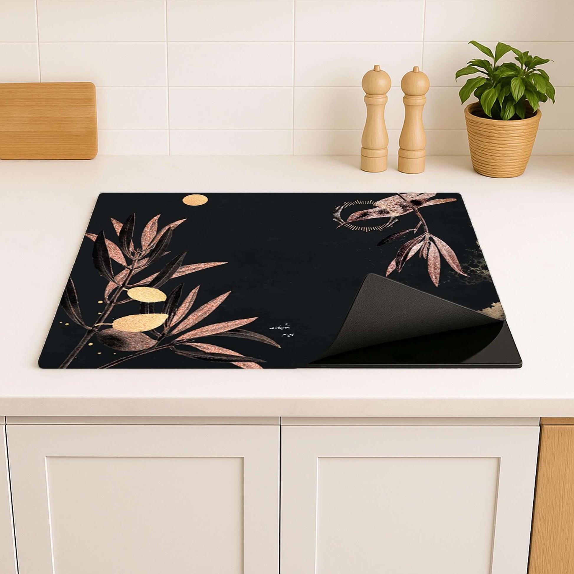 Keuken met Golden Olive inductie beschermer, zwart met goudkleurige details en olijftakken