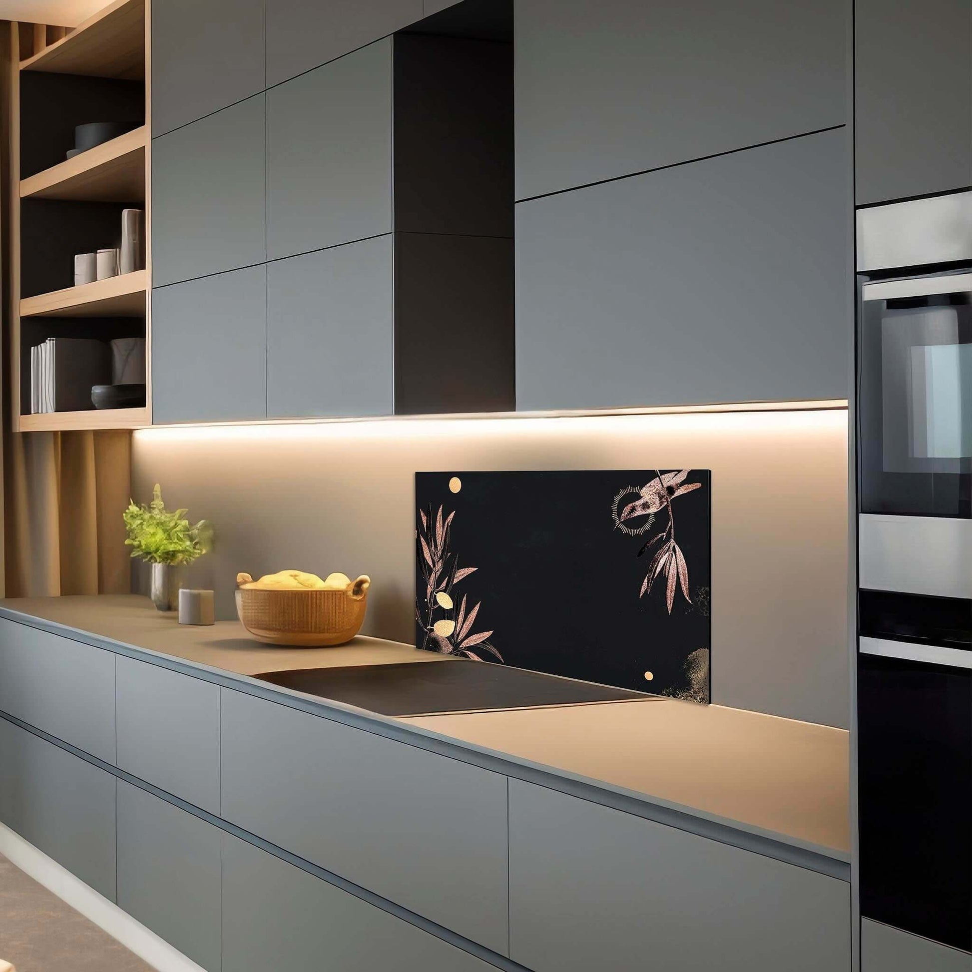 Moderne keuken met donker interieur en Golden Olive spatscherm met gouden details