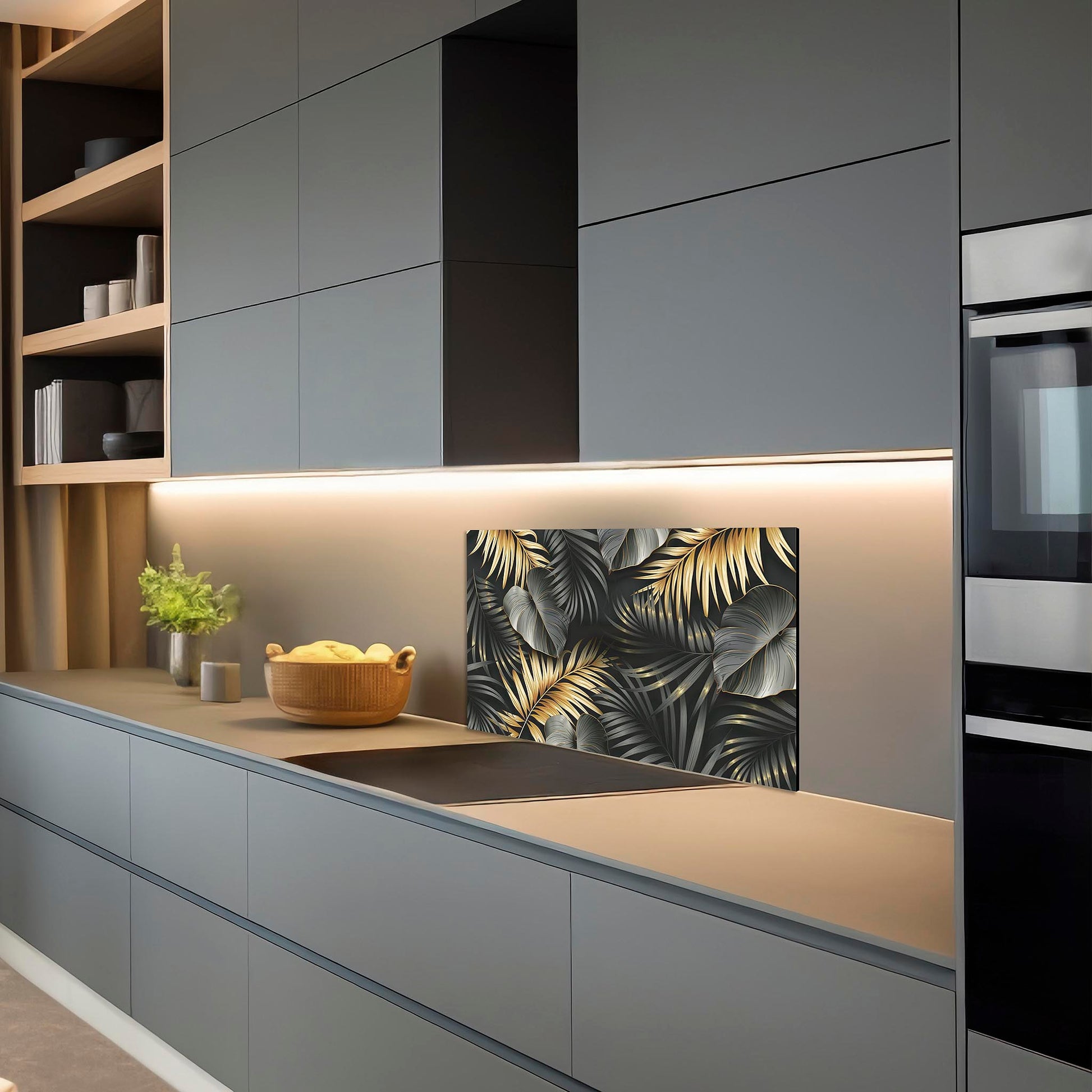 Moderne keuken met Golden Palms spatscherm in zwart en goud tropisch design