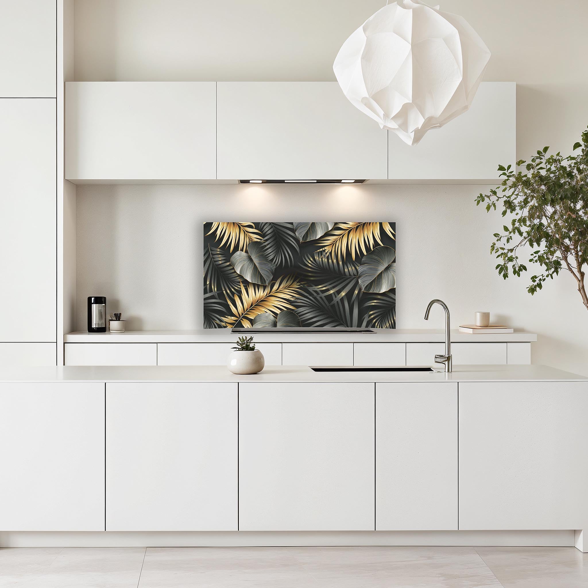 Keuken met Golden Palms spatscherm, zwart en gouden palmbladeren op witte achterwand
