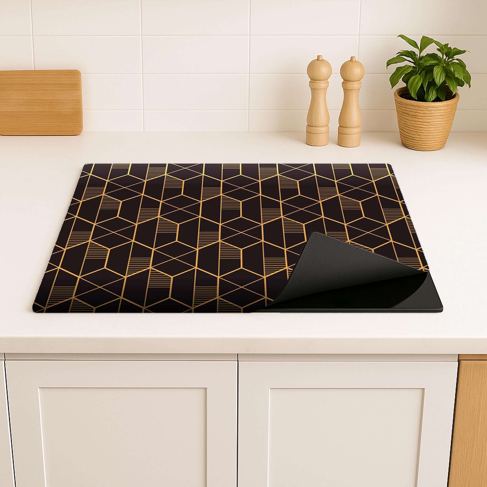 Detail van de Golden Prism inductie beschermer in een stijlvolle keukenomgeving