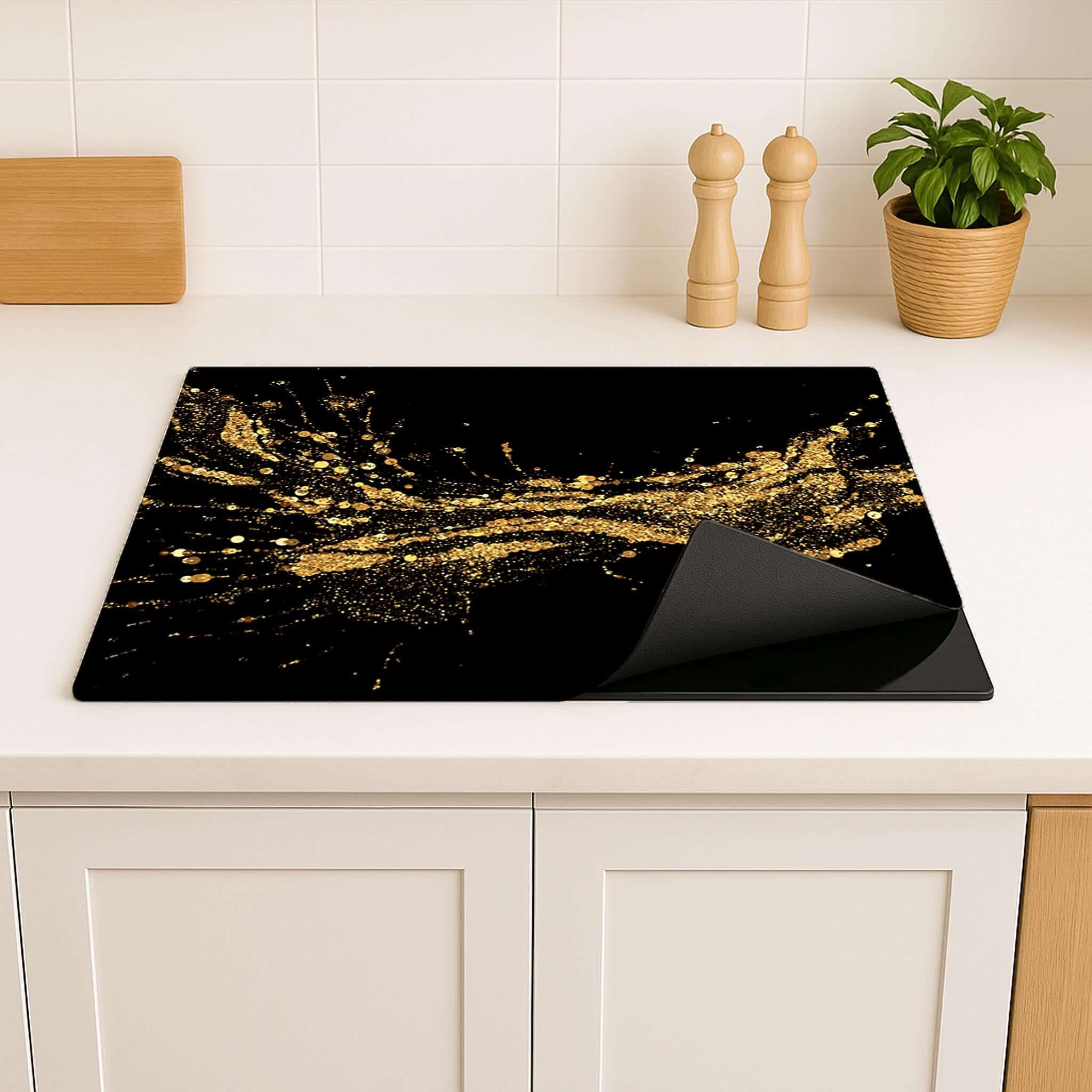 Golden Splash Inductie Beschermer, deels opgerold om antislip-laag te tonen