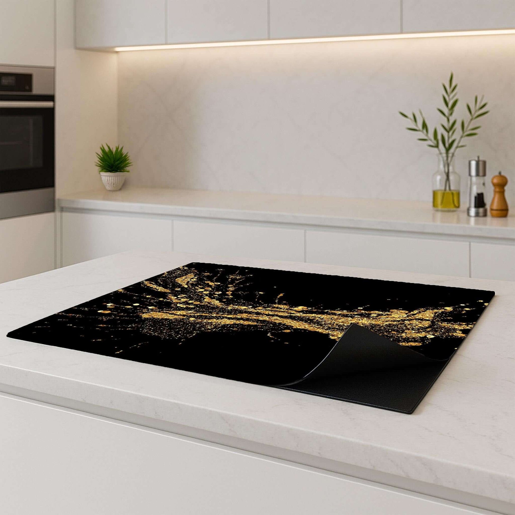 Golden Splash Inductie Beschermer op het aanrecht in een moderne keuken