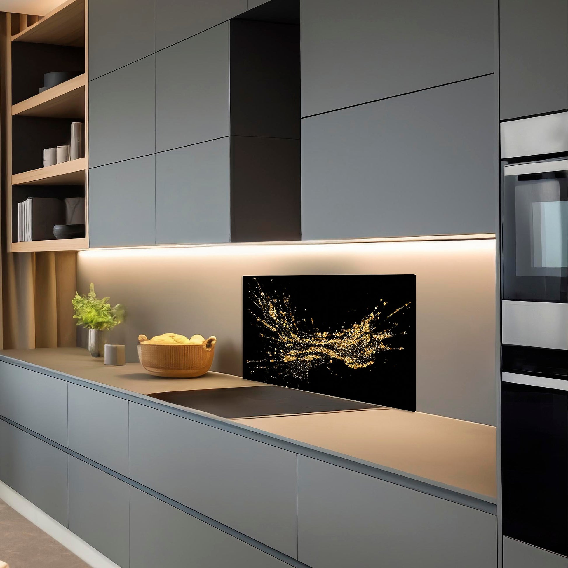 Moderne grijze keuken met Golden Splash spatscherm, zwart met gouden design