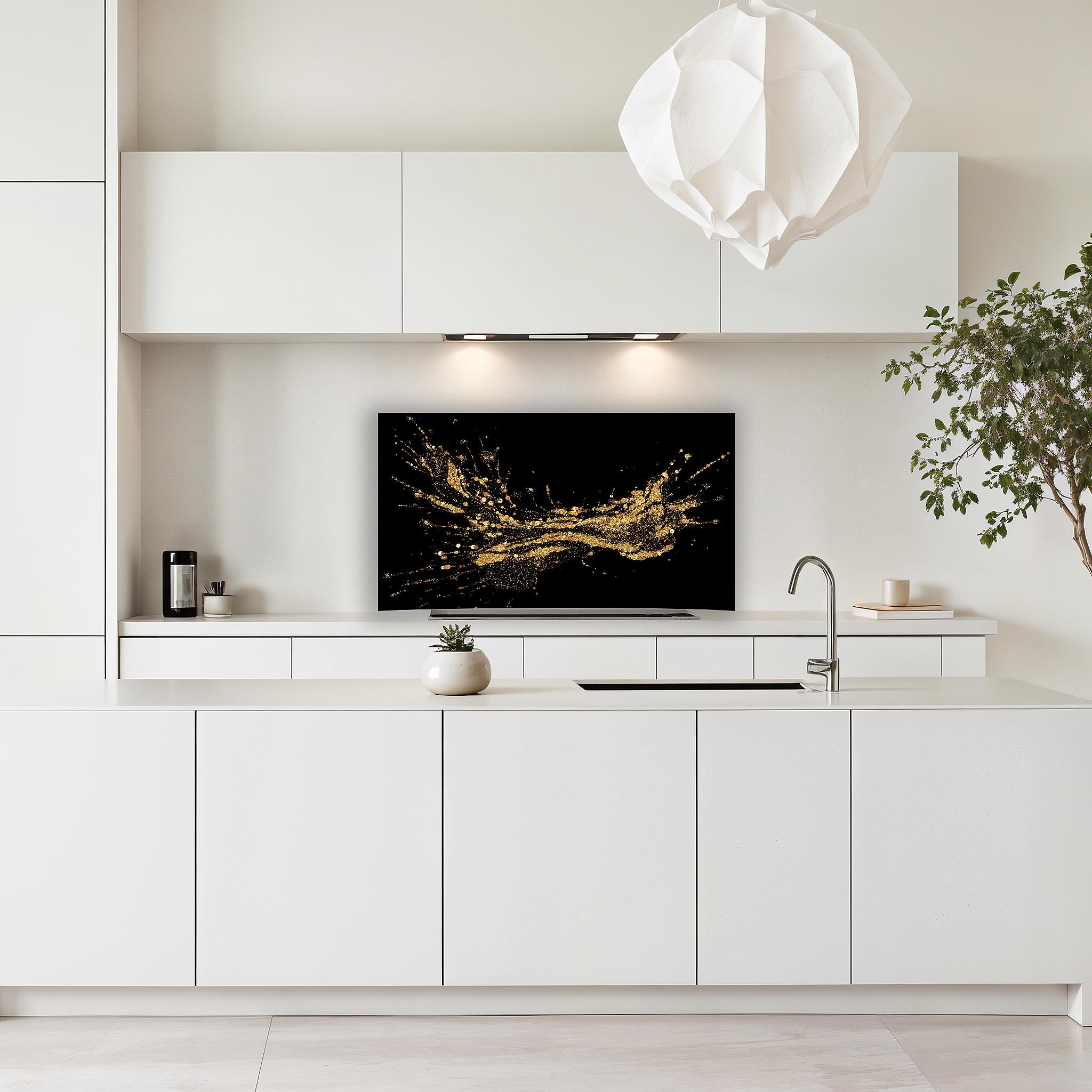 Keuken met wit interieur en Golden Splash spatscherm met gouden spetters op zwart