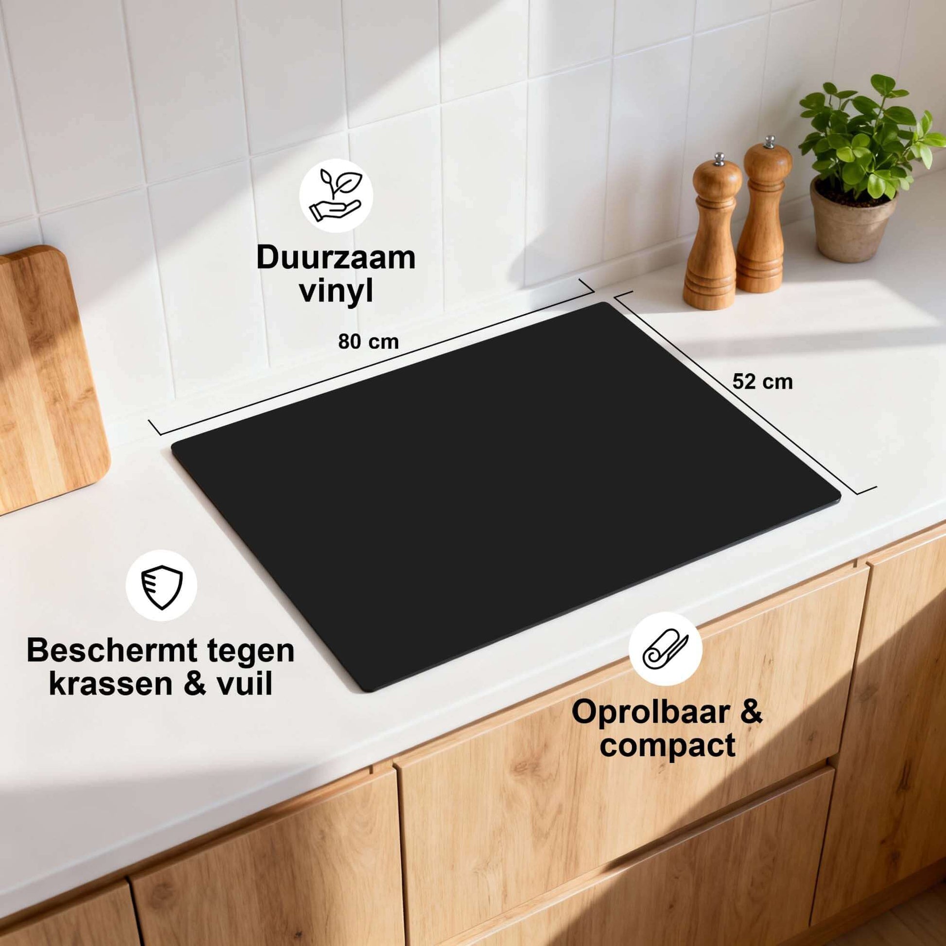Pure Black – Inductie Beschermer op een keukenblad, duurzaam vinyl, beschermt tegen krassen en vuil.