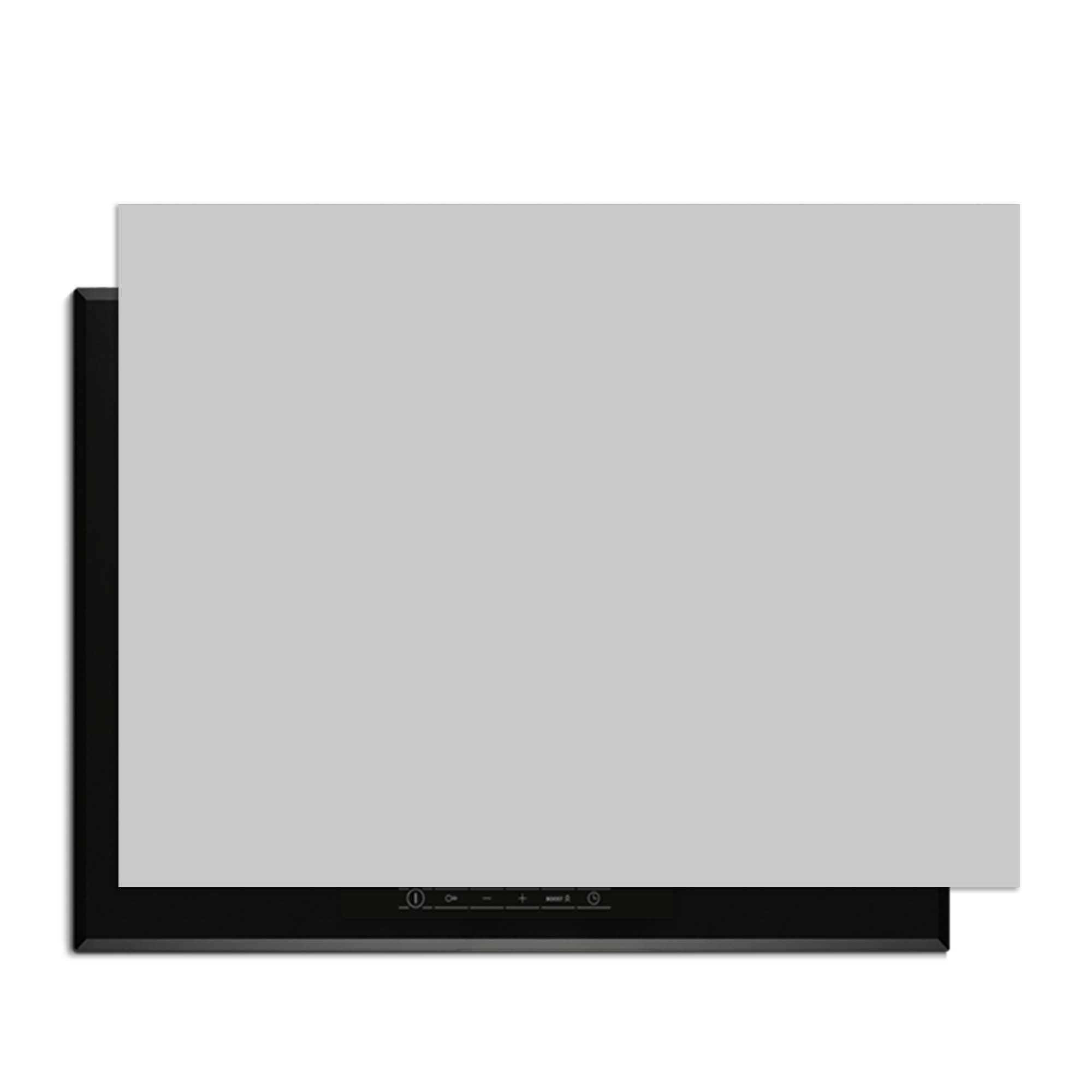 Warm Grey Elegance – Inductie Beschermer bovenop inductiekookplaat in een stijlvolle keuken.