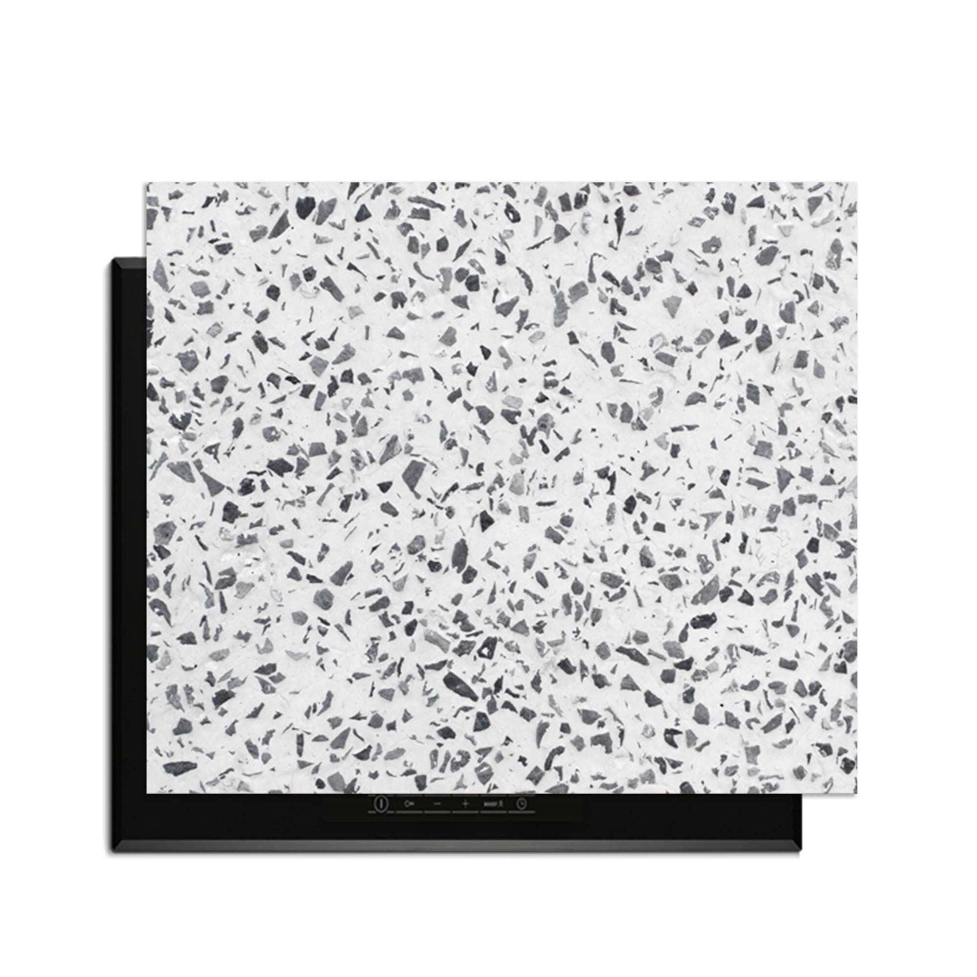 Carrara Mist - Inductie Beschermer op een inductiekookplaat, elegant design geïnspireerd op Italiaans marmer.