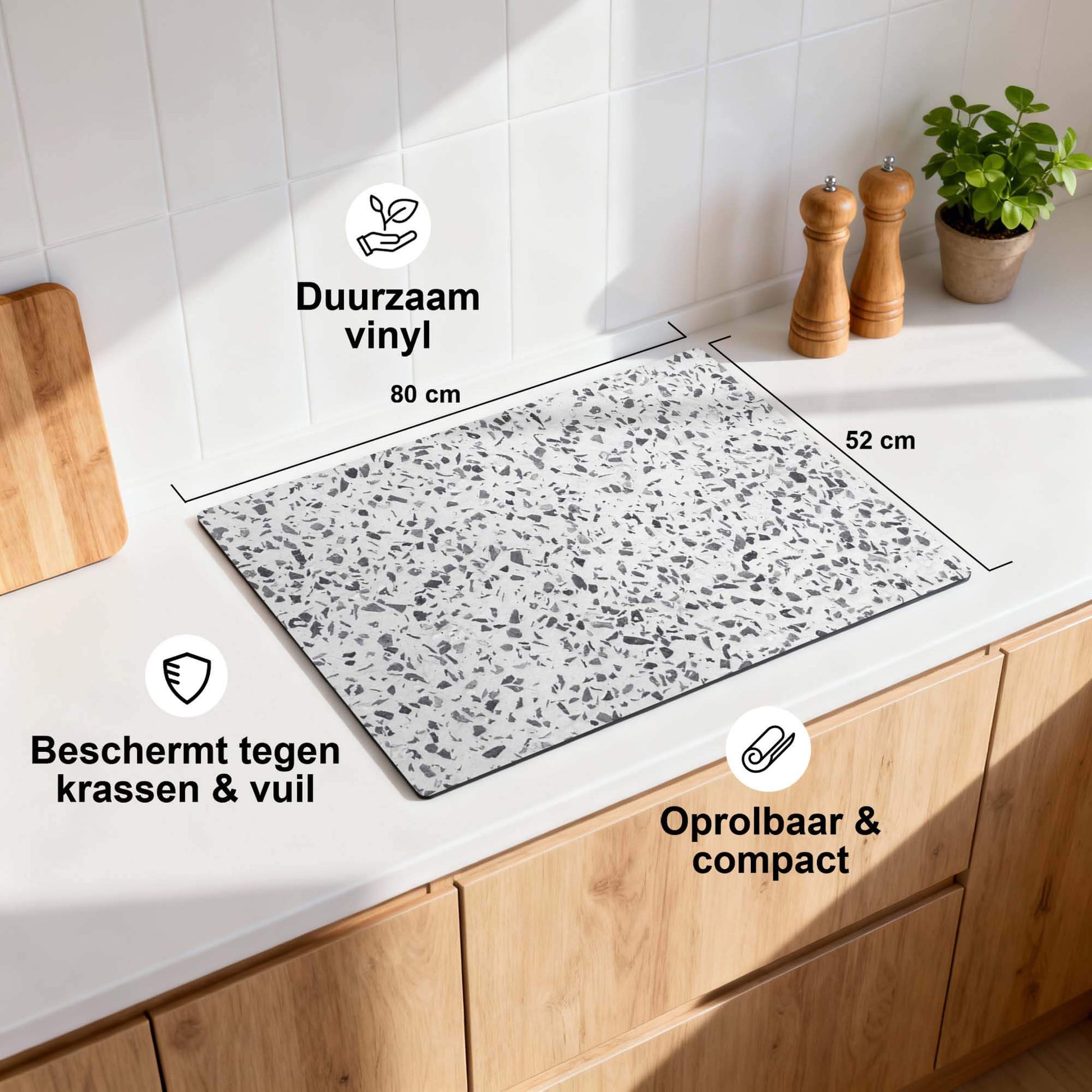Carrara Mist - Inductie Beschermer op een keukenblad, duurzaam vinyl dat beschermt tegen krassen en vuil.