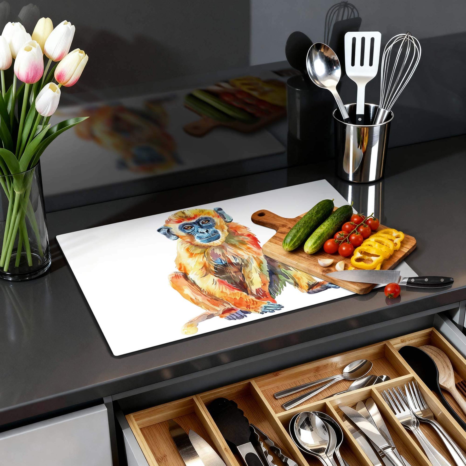 Kleurrijke afbeelding van een aap op een inductiebeschermer in een moderne keuken met groenten.