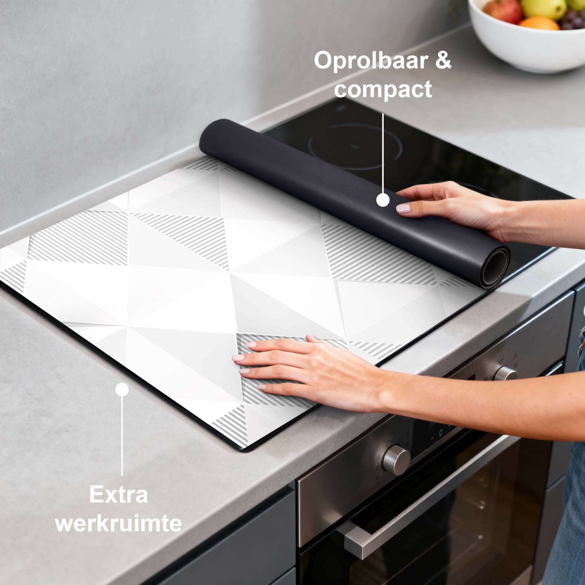 Arctic Prism – Inductie Beschermer op een keukenblad met geometrisch design, compact en praktisch in gebruik.