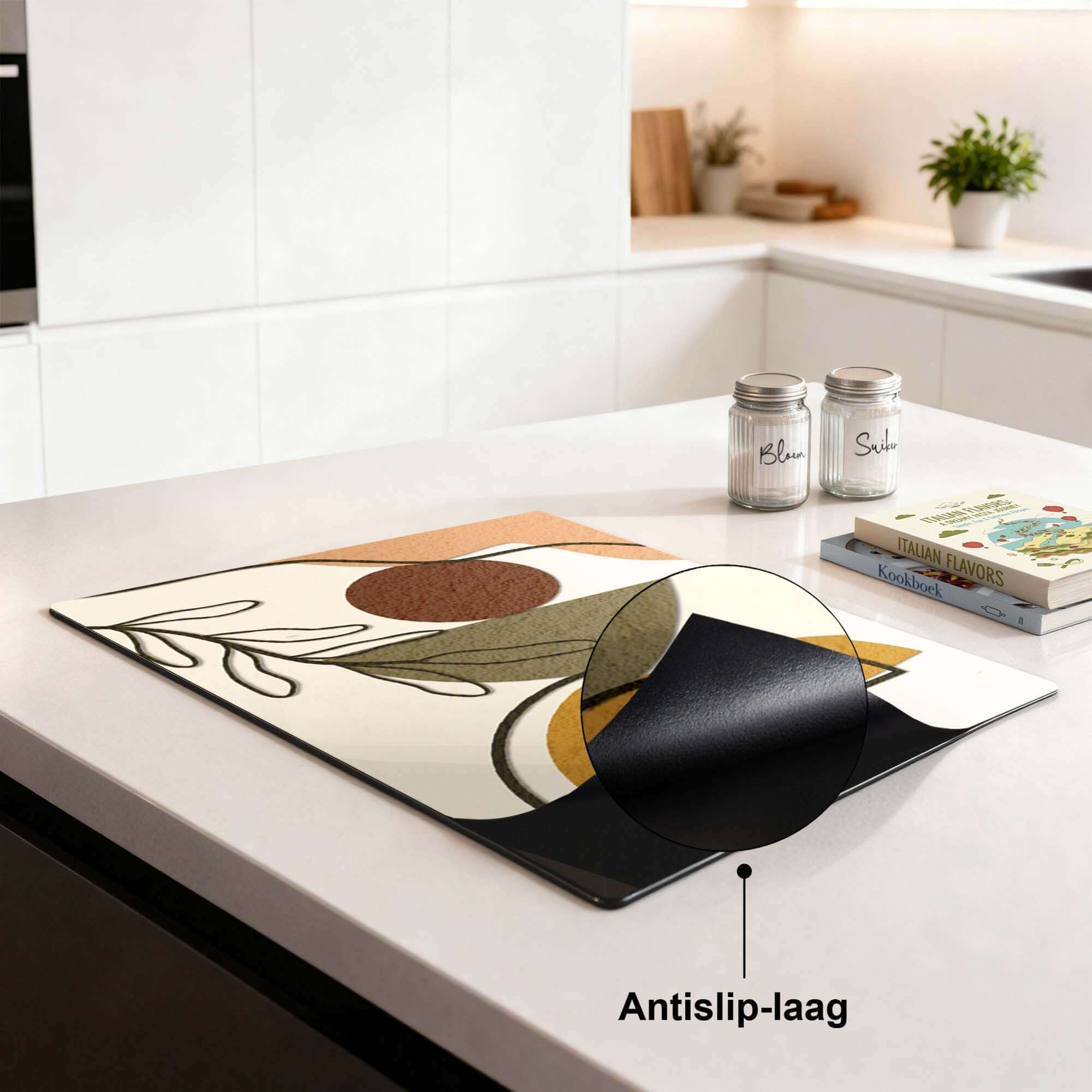 Earth Shapes - Japandi Induction Protector mit Anti-Rutsch-Beschichtung auf einer modernen Küchenarbeitsplatte.