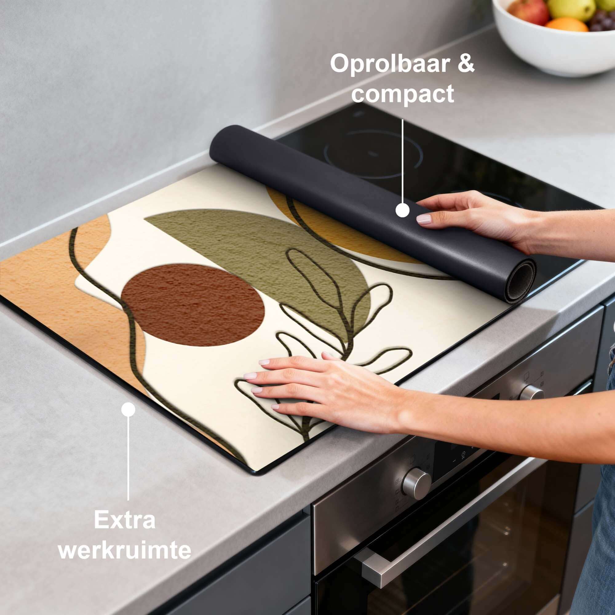 Earth Shapes - Japandi Induction Protector auf einem Kochfeld, modernes Design mit organischen Formen.
