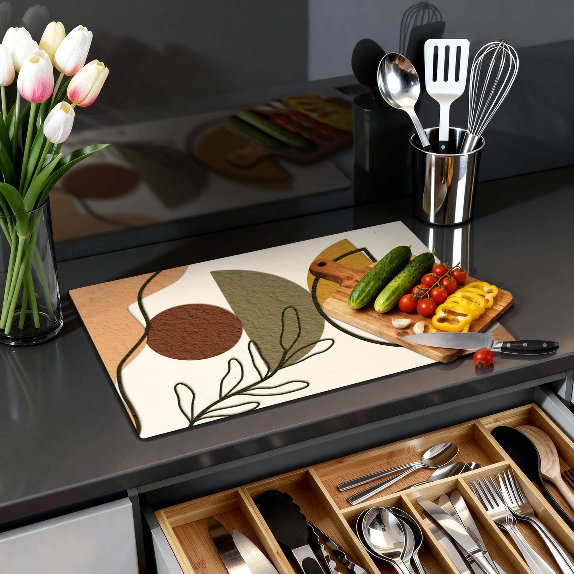 Earth Shapes - Japandi Induction Protector auf einer Küchenarbeitsplatte mit Gemüse und Blumen.