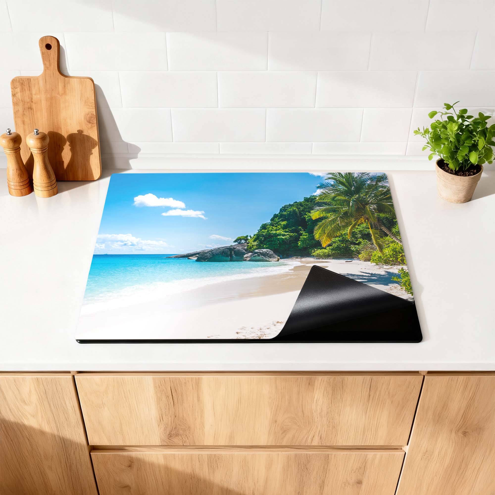Tropical Escape – Inductie Beschermer op een keukenblad met een tropisch strandmotief.