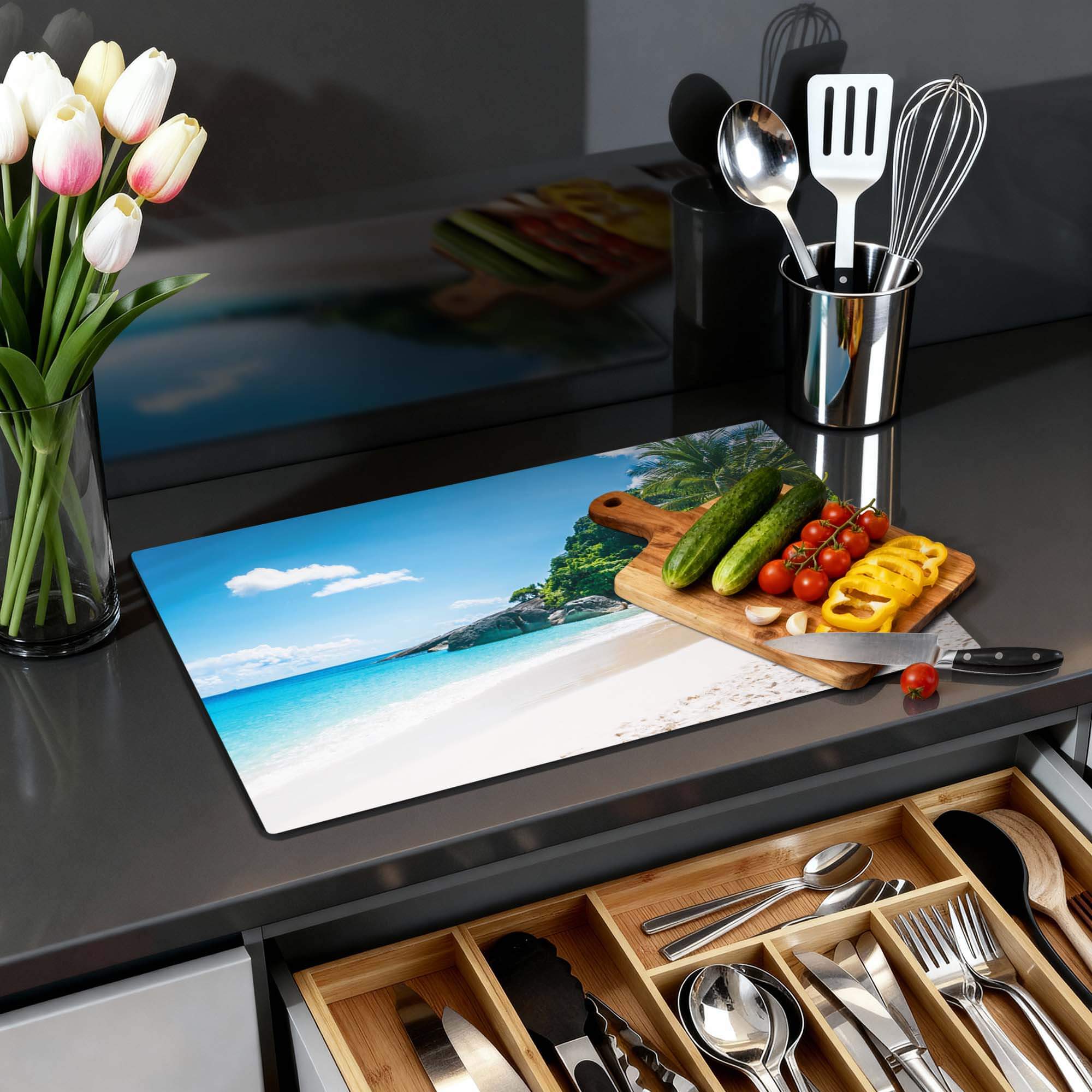 Tropical Escape – Inductie Beschermer met tropisch strand design op een moderne keukenwerkblad.