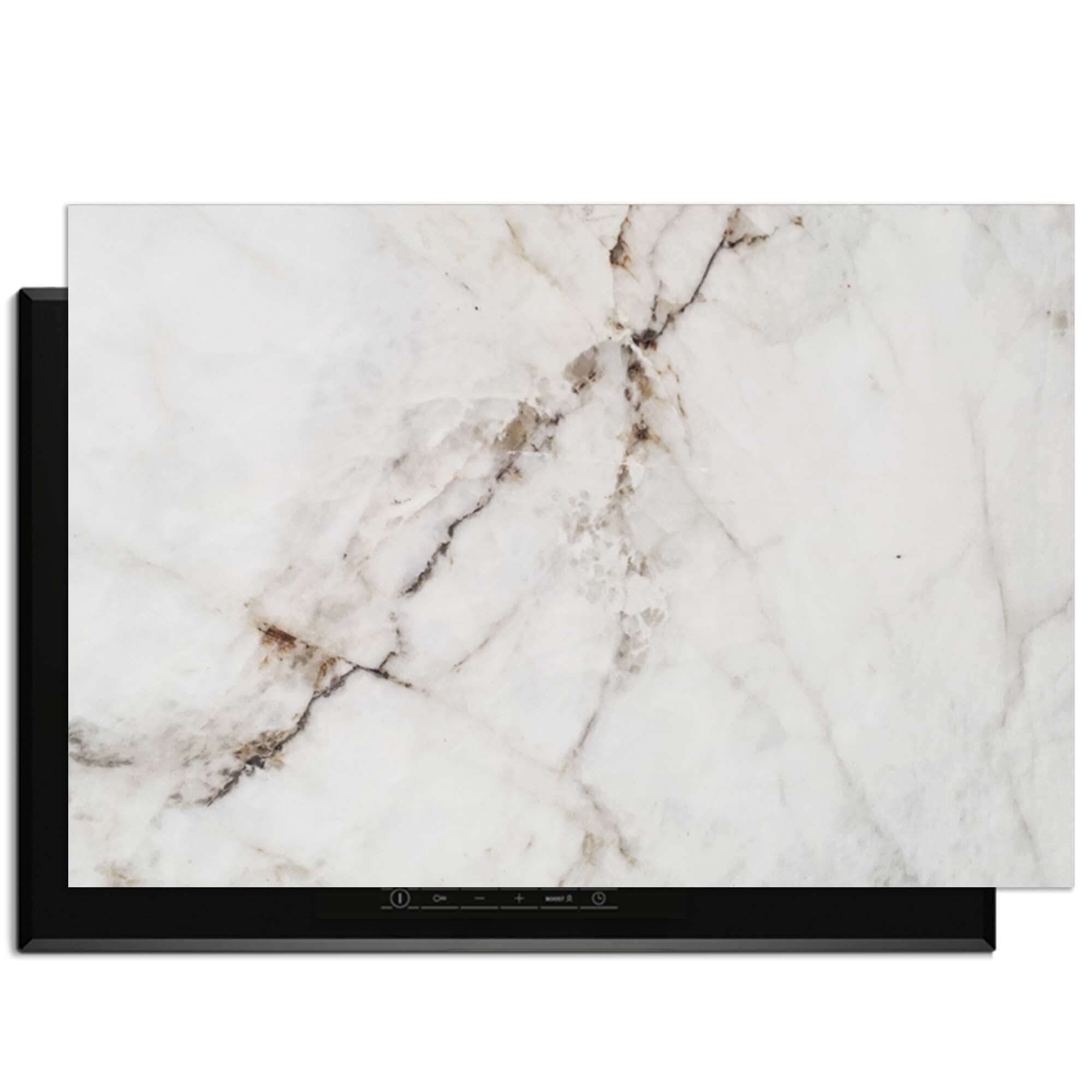 Pure Marble – Inductie Beschermer bovenop een inductiekookplaat met elegant marmerdesign.
