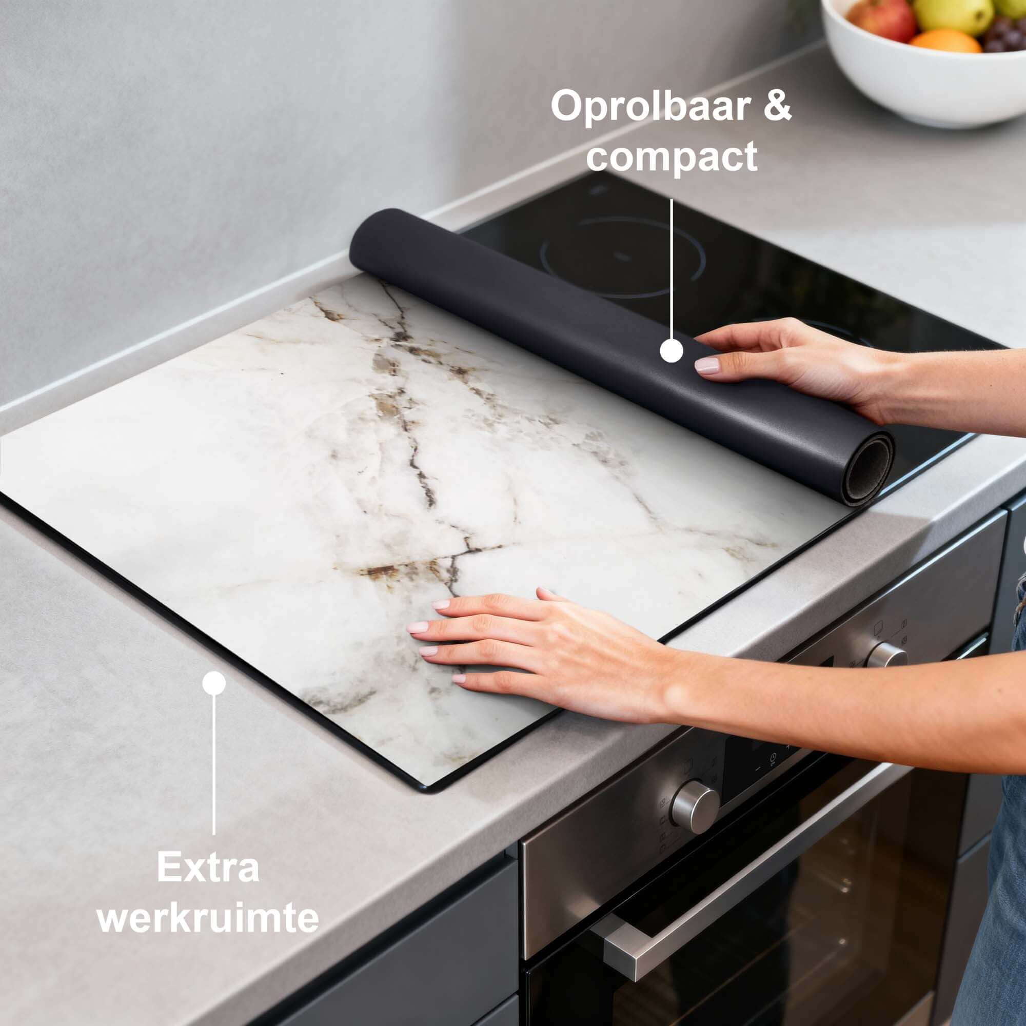 Pure Marble – Inductie Beschermer op een kookplaat, oprolbaar en compact voor extra werkruimte.