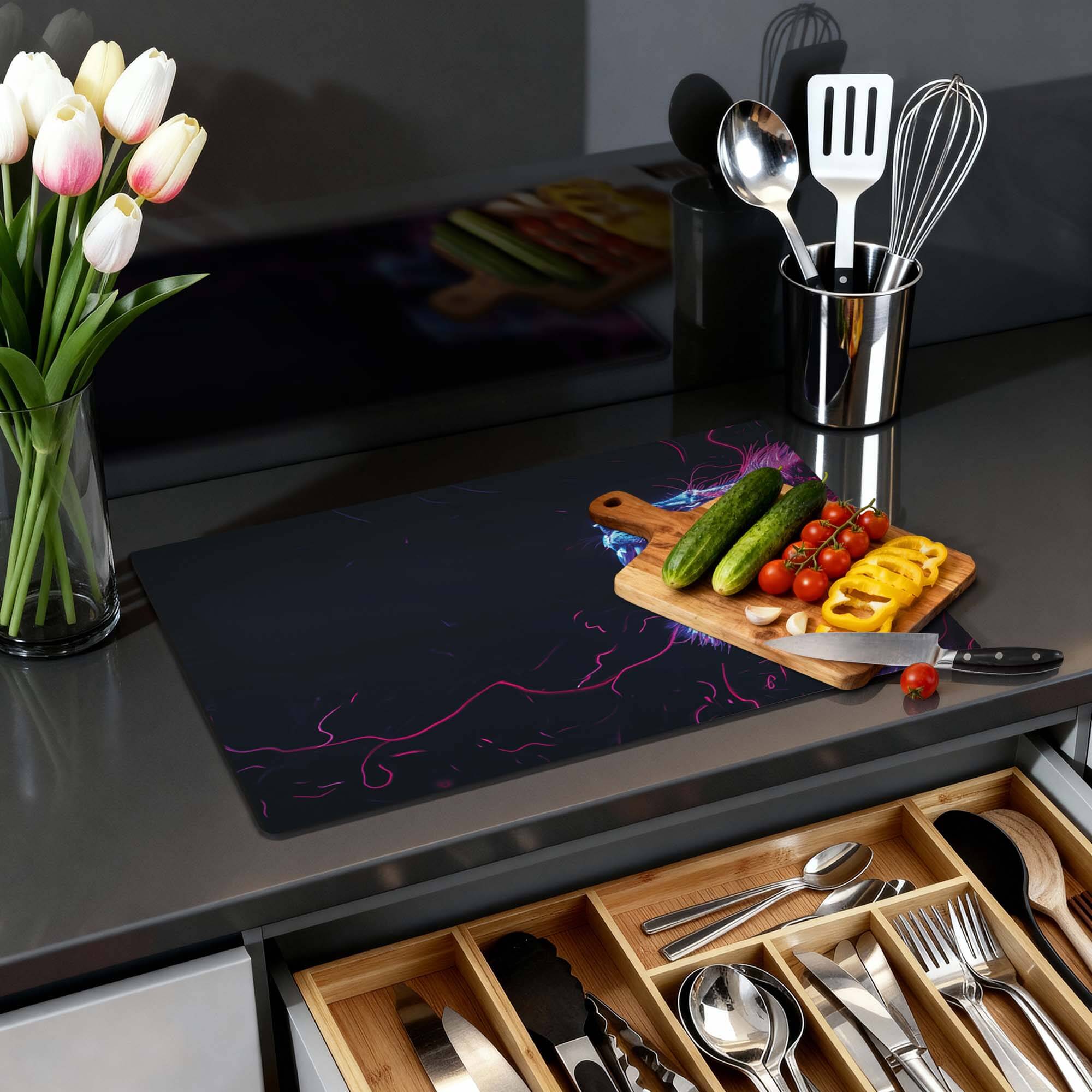 Neon Roar - Induction Protector auf einer Küchenarbeitsplatte mit frischem Gemüse und Utensilien.