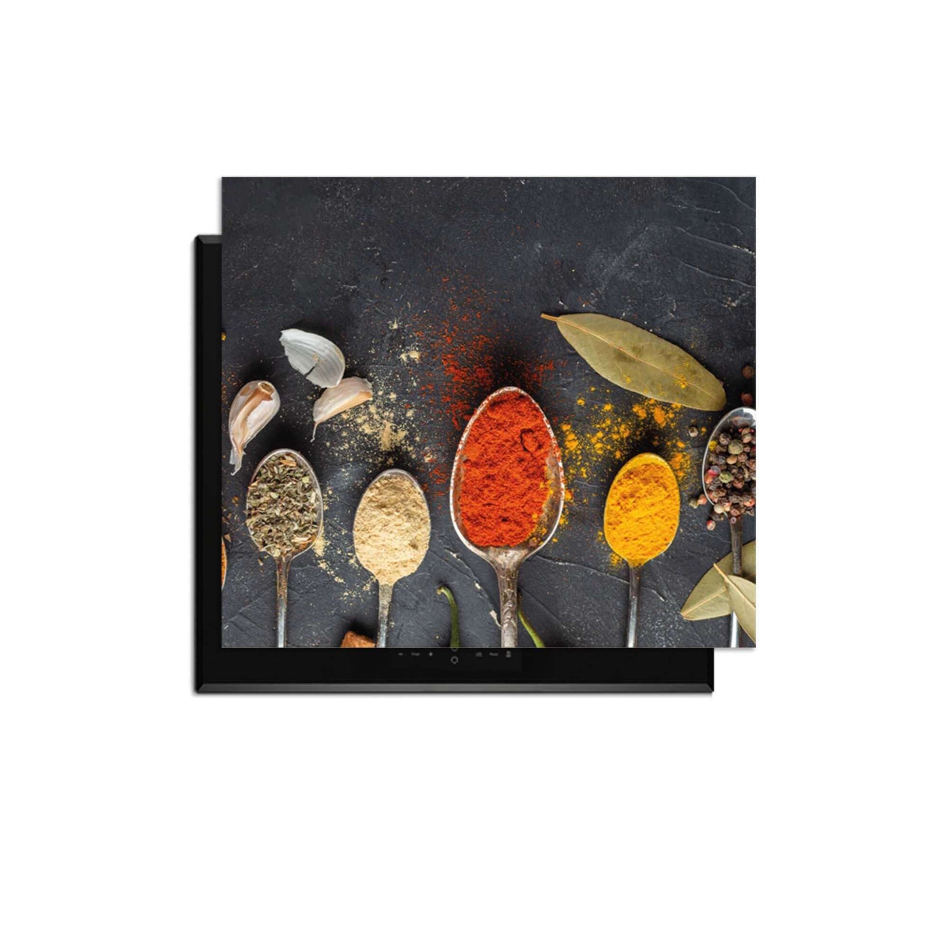 Spice Essence - Induction Protector mit eleganten Löffeln voller aromatischer Kräuter und Gewürze auf dunklem Hintergrund.