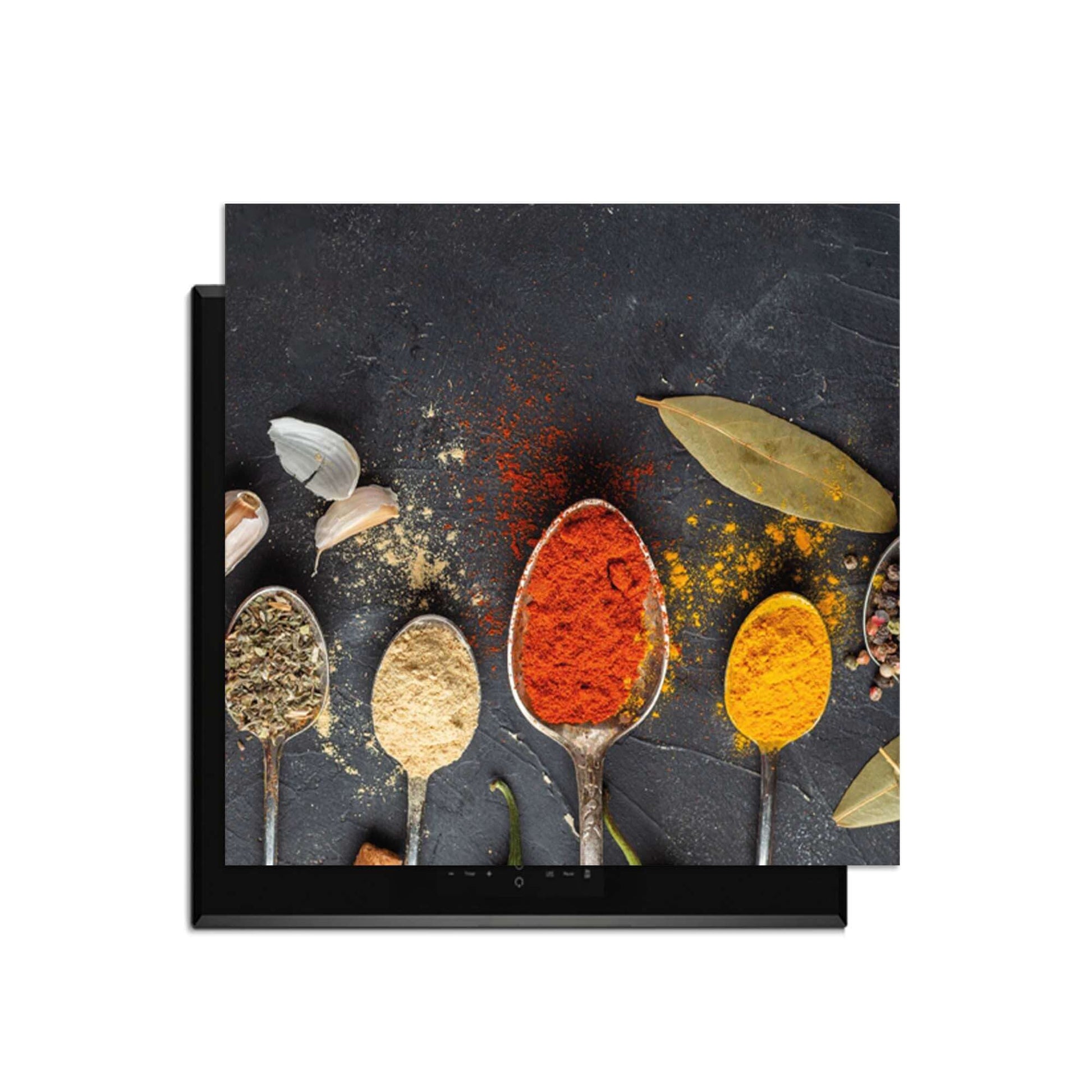 Spice Essence - Induction Protector mit Löffeln voller Kräuter und Gewürze auf dunklem Hintergrund.