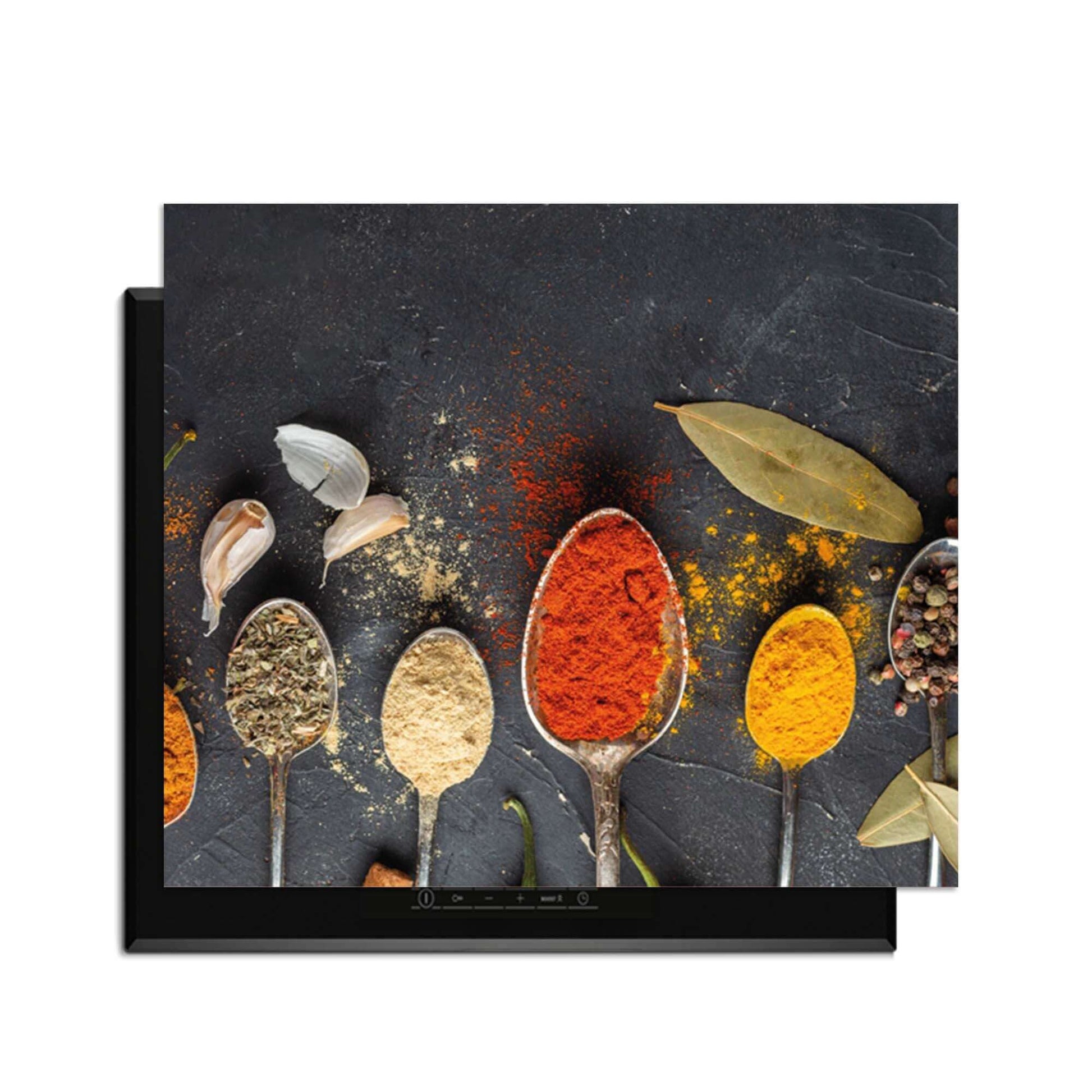 Spice Essence - Induction Protector mit eleganten Löffeln voller aromatischer Kräuter und Gewürze auf dunklem Hintergrund.