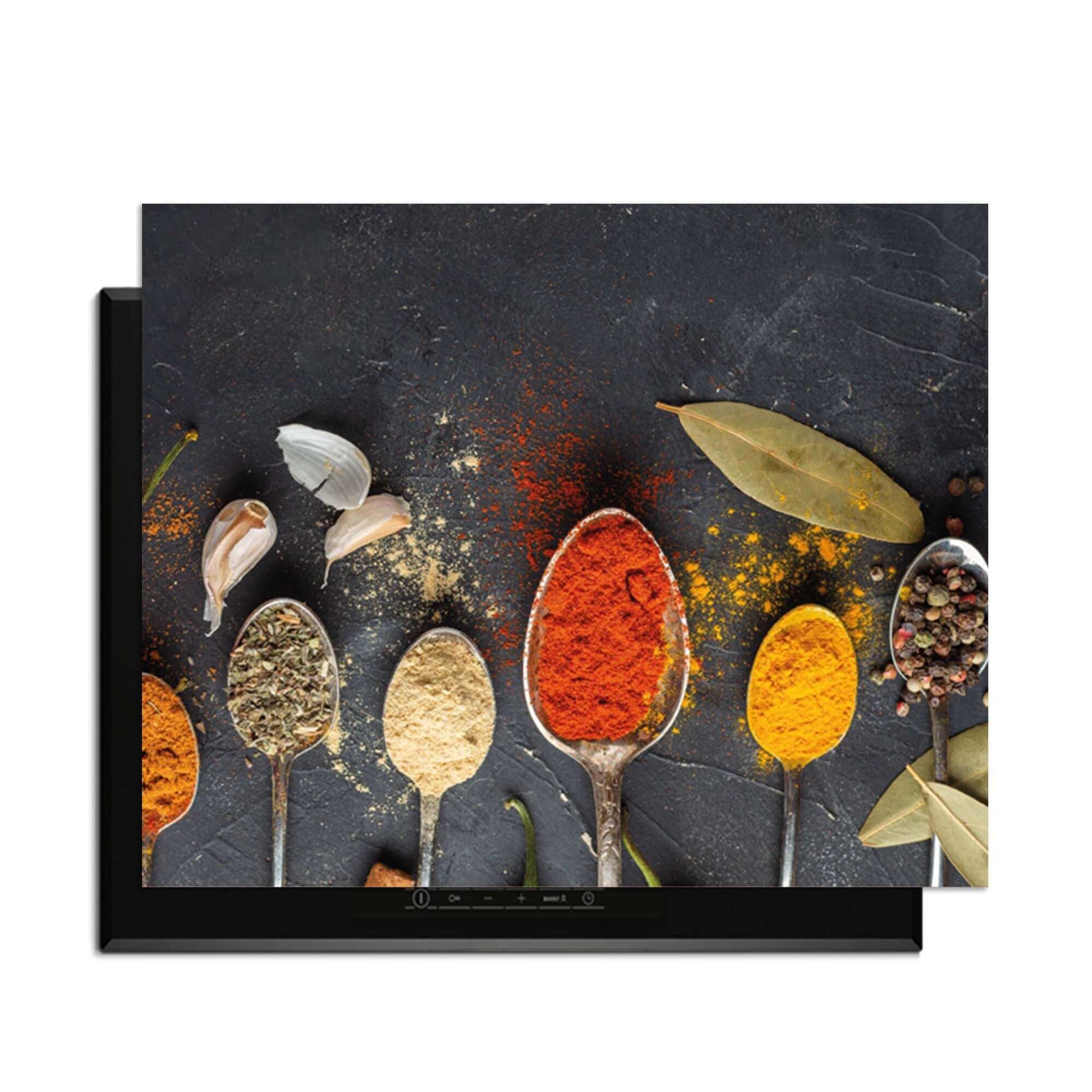 Spice Essence - Induction Protector mit Löffeln voller aromatischer Kräuter und Gewürze auf dunklem Hintergrund.