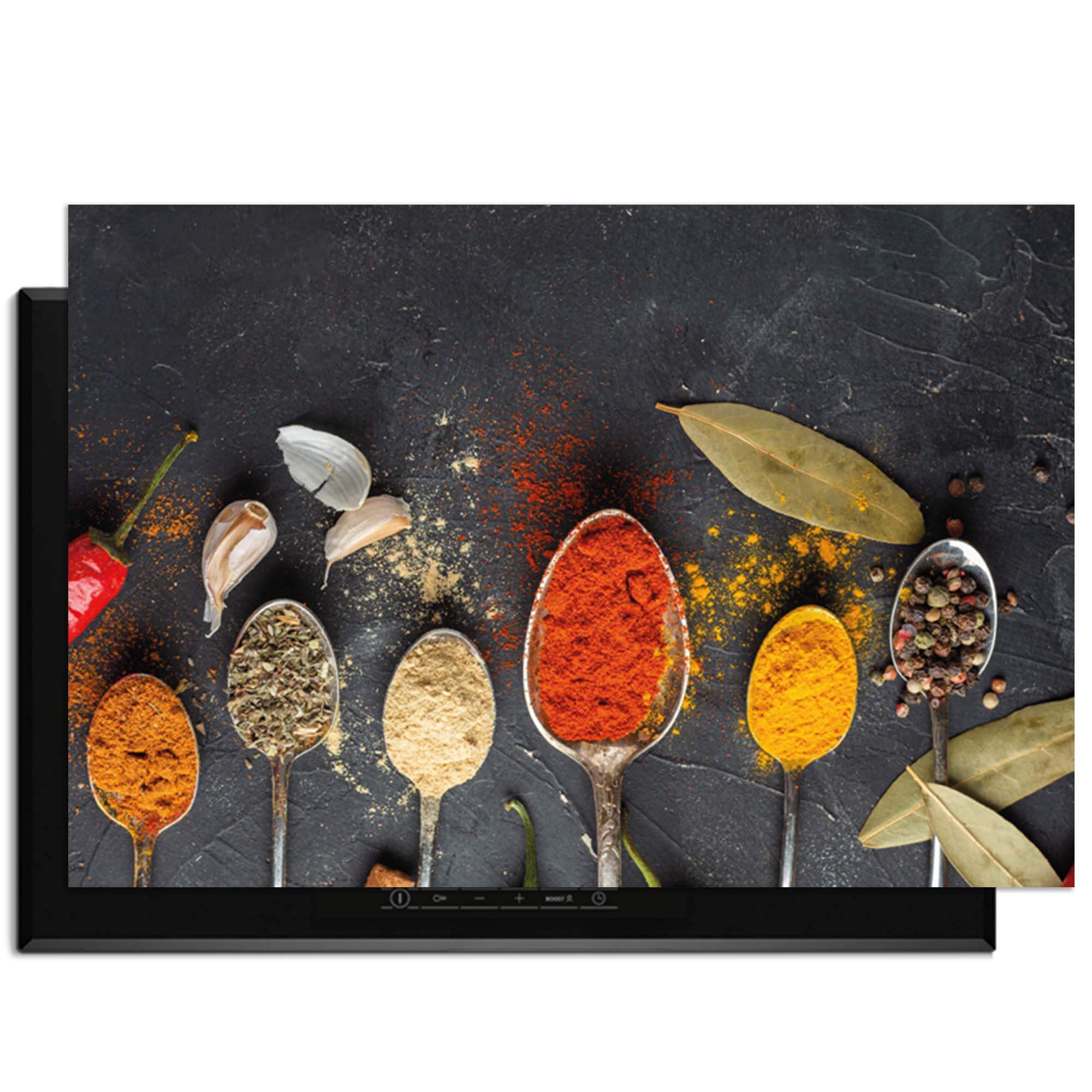 Spice Essence – Inductie Beschermer met lepels vol kruiden en specerijen op een donkere achtergrond.