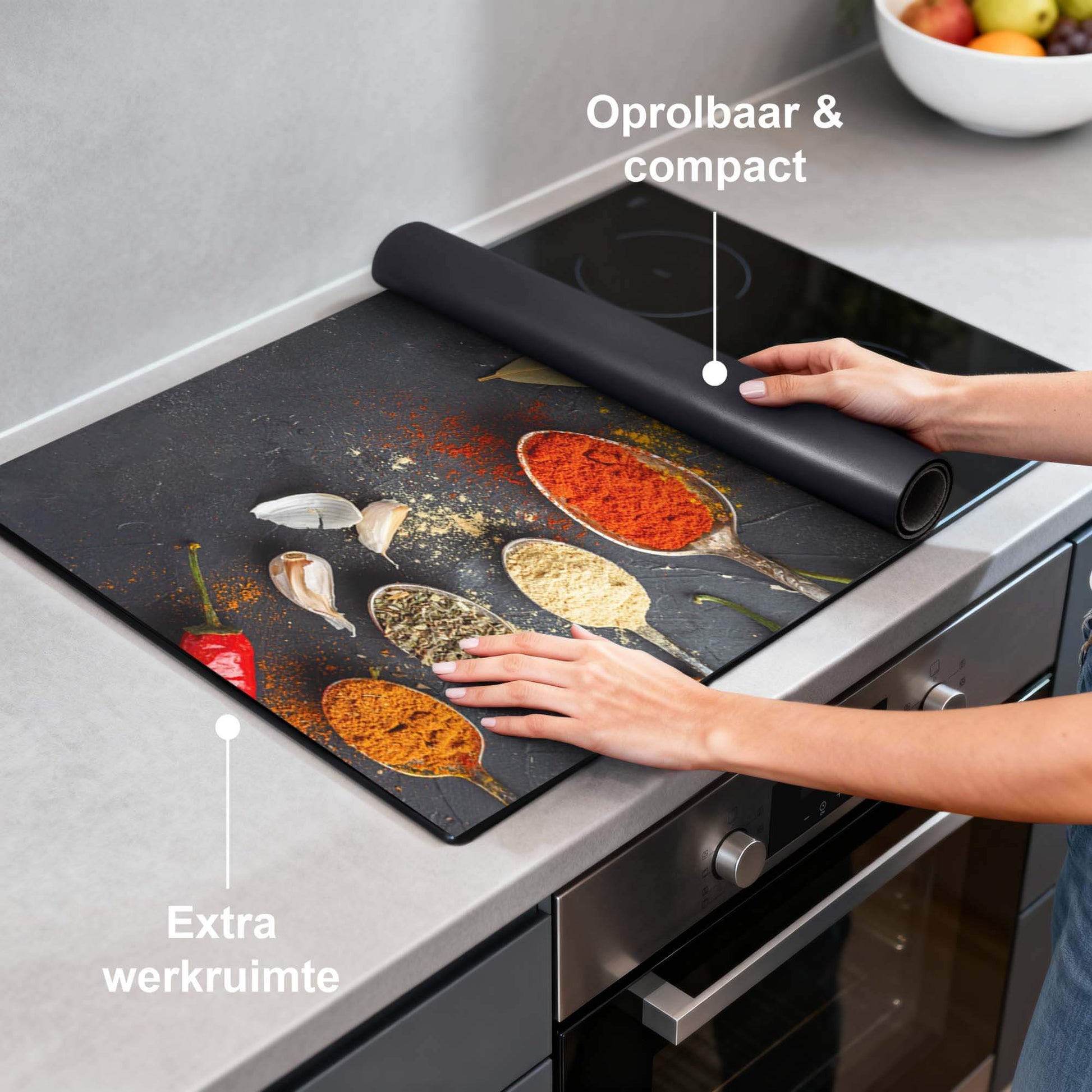 Spice Essence - Induktionsschutz auf einem Kochfeld mit Kräutern und Gewürzen, rollbar und kompakt.