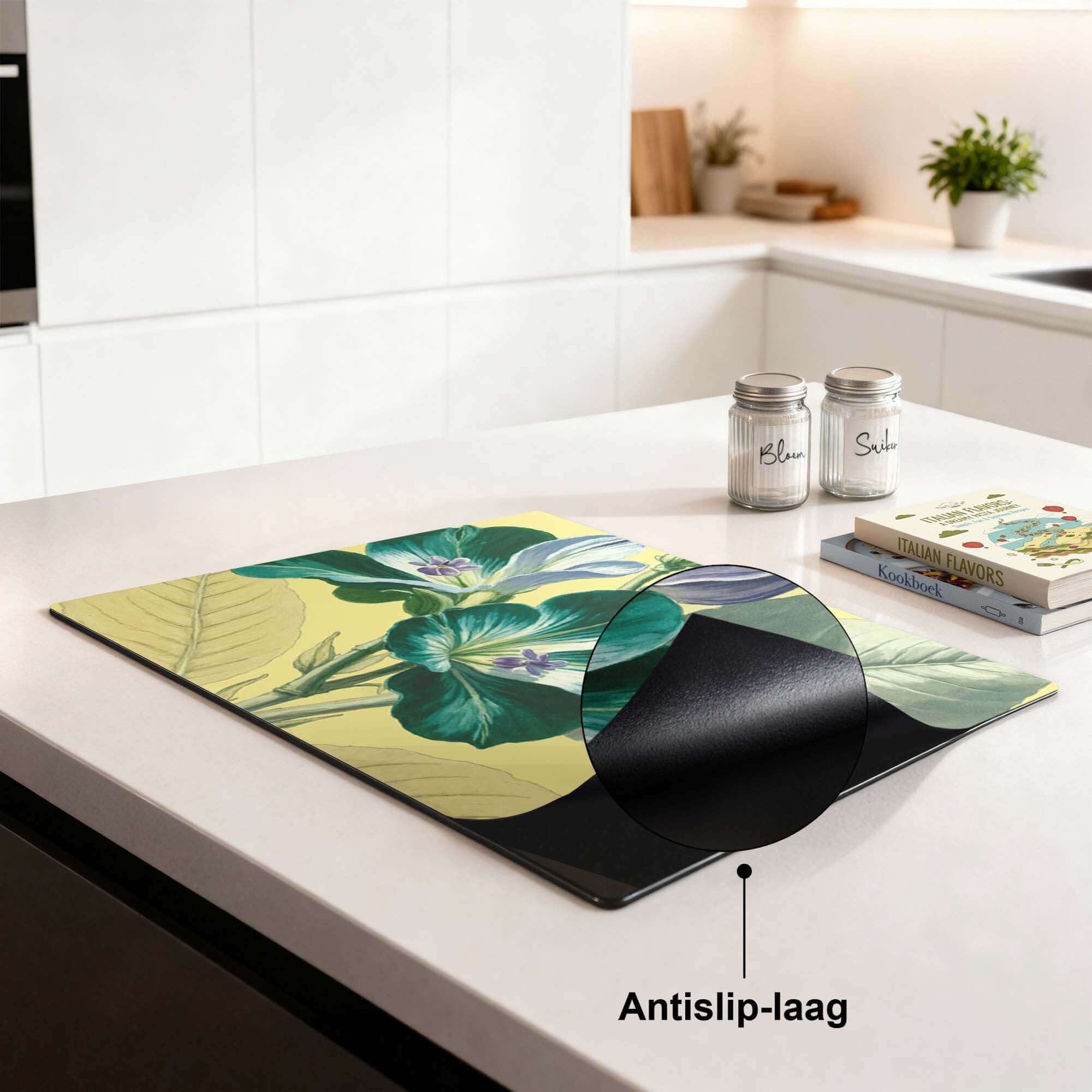 Botanical Glow – Inductie Beschermer met antislip-laag en levendige bloemen op keukentafel.