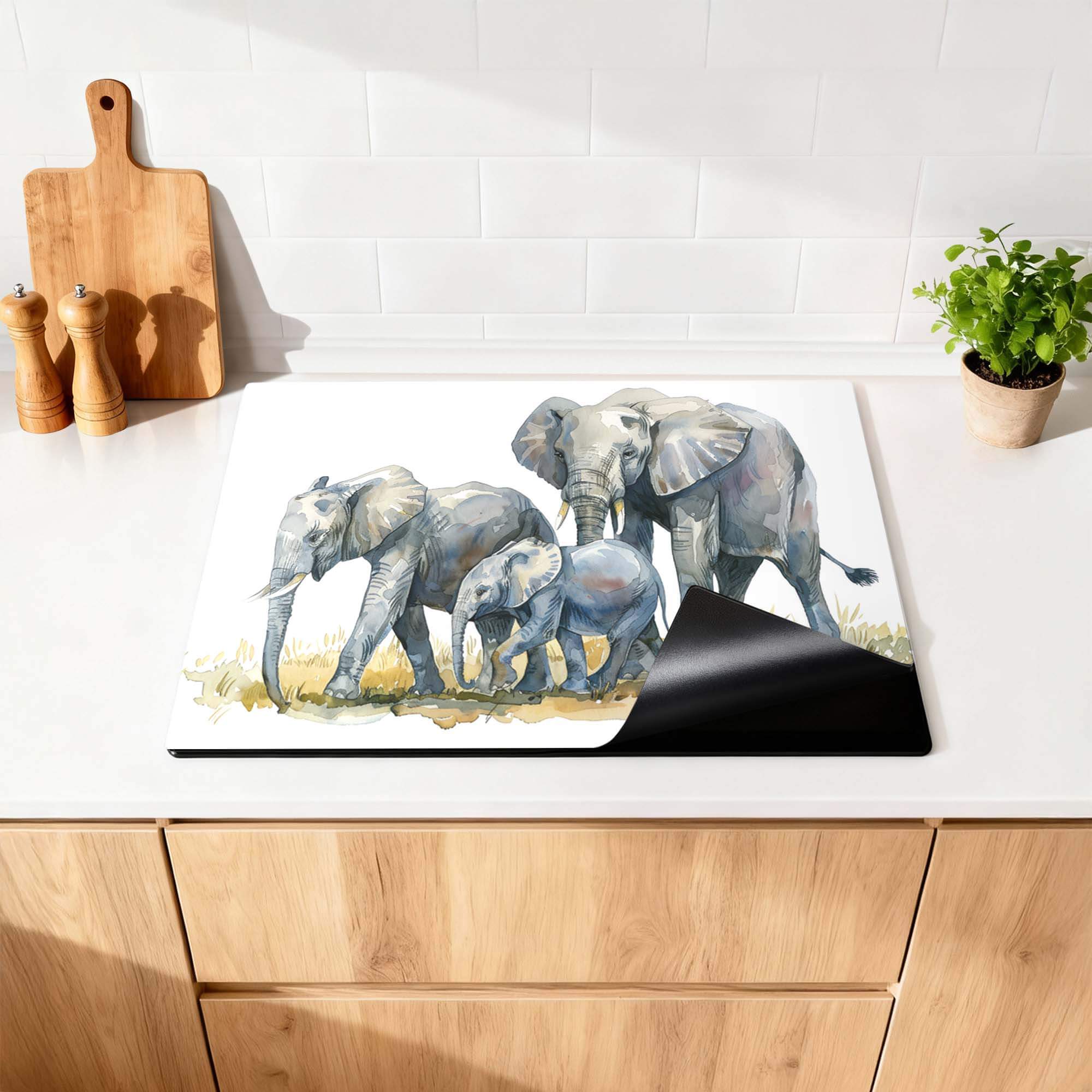 Elephant Family - Inductie Beschermer met aquarelprint van olifanten op een keukenblad.