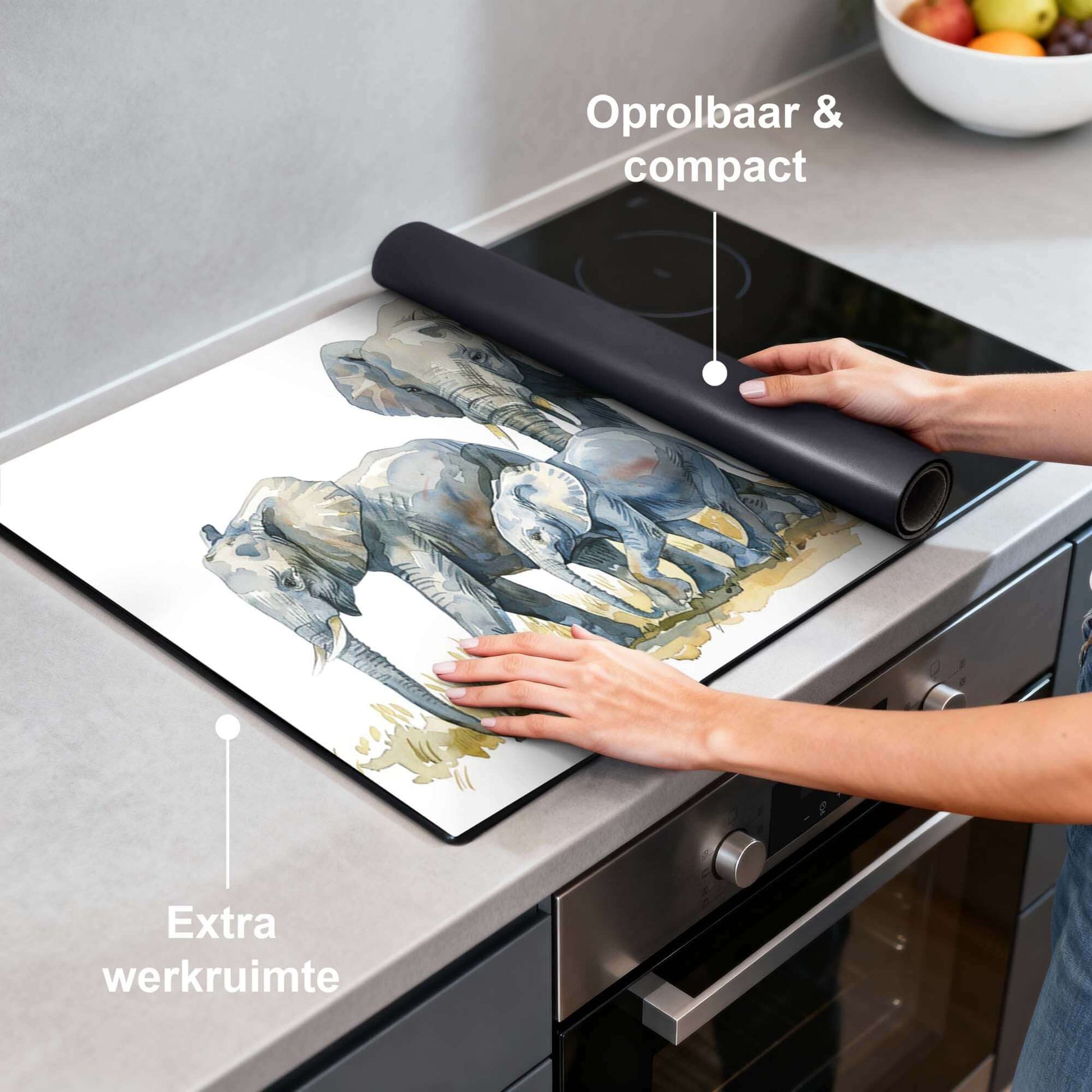 Elephant Family - Induktionsschutz auf einem Induktionskochfeld, mit Elefantenaufdruck für zusätzliche Arbeitsfläche und Stil.