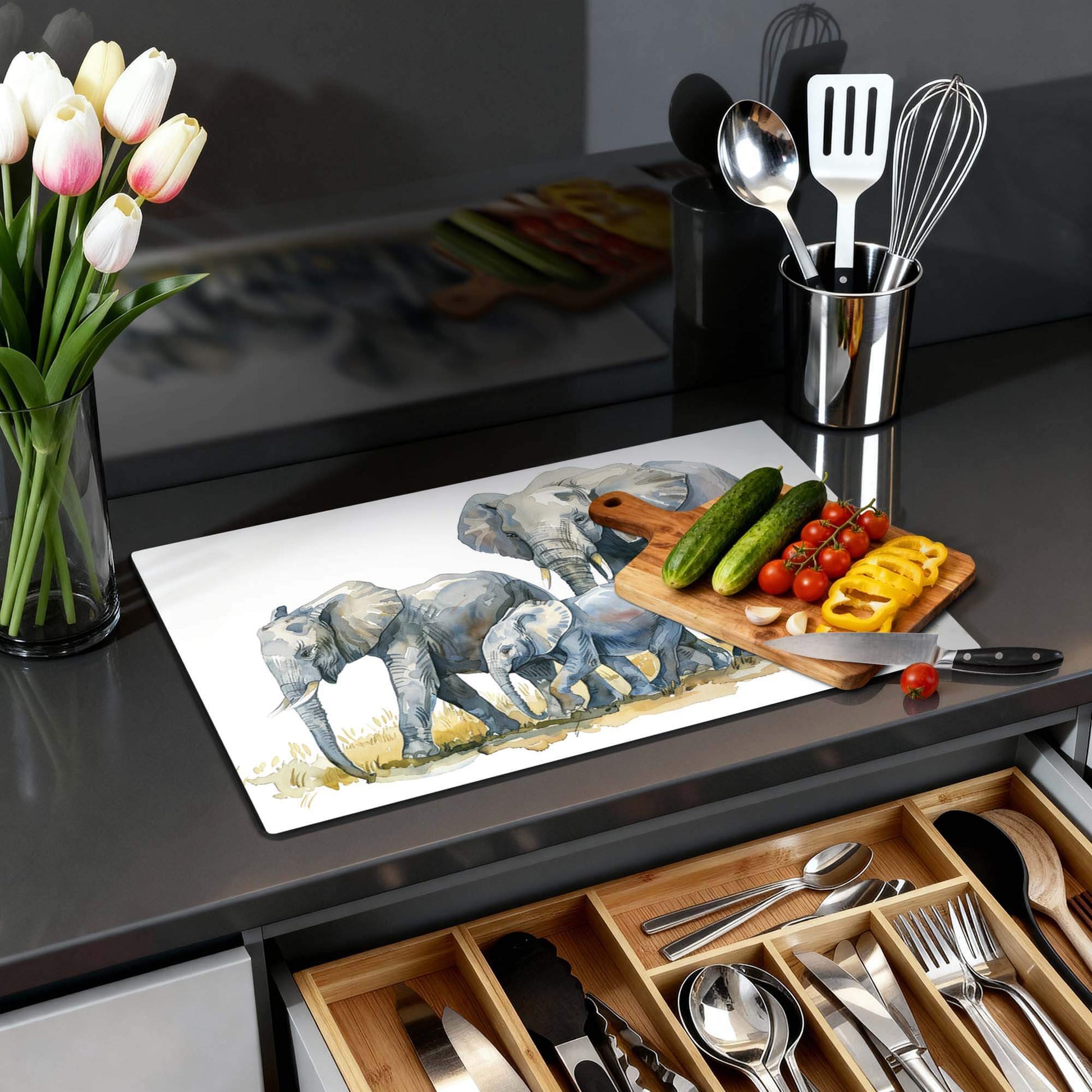 Elefantenfamilie - Induktionsschutz mit Aquarelldruck einer Elefantenfamilie in der Küche.