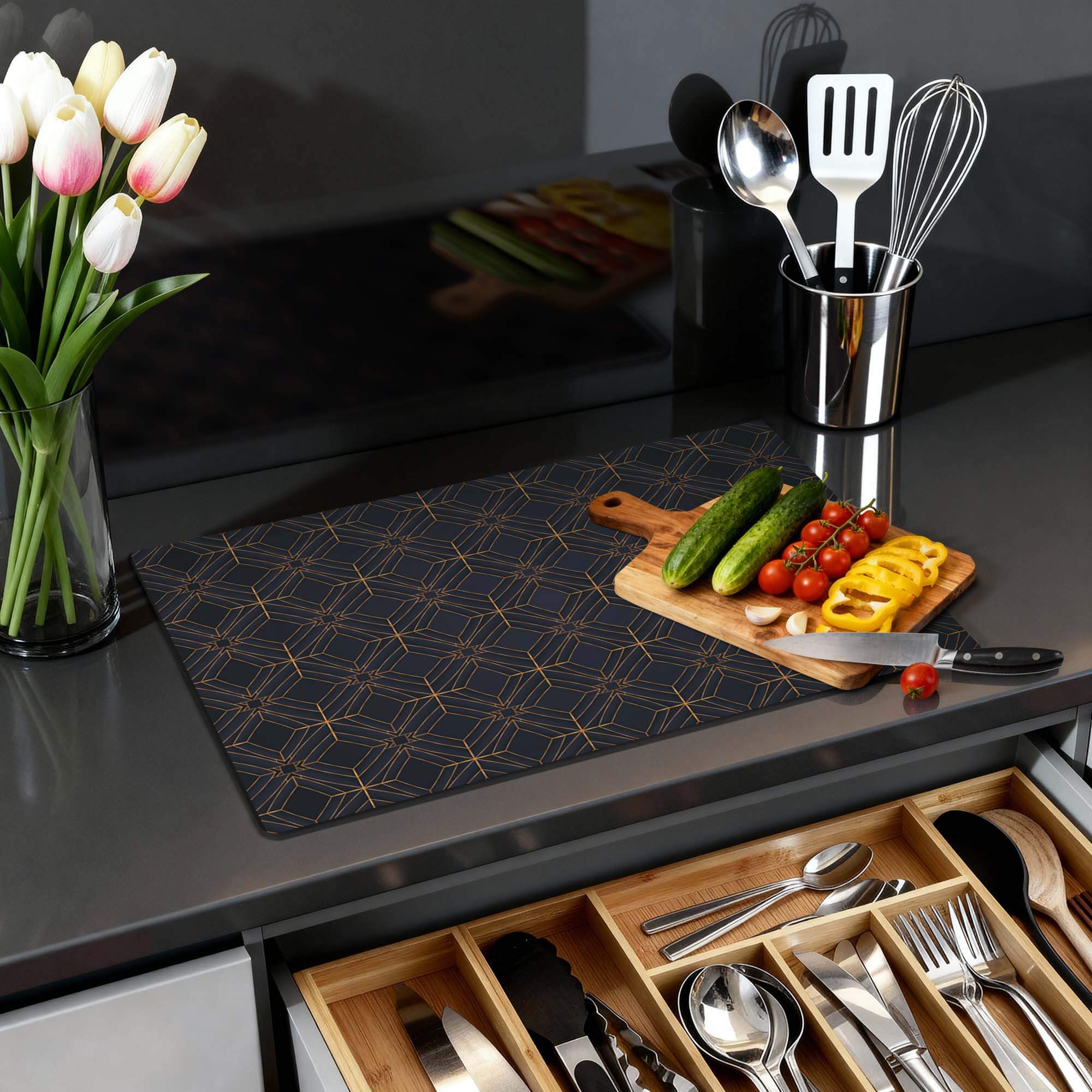 Midnight Geometry – Inductie Beschermer op een keukentafel met groenten en keukengereedschap.