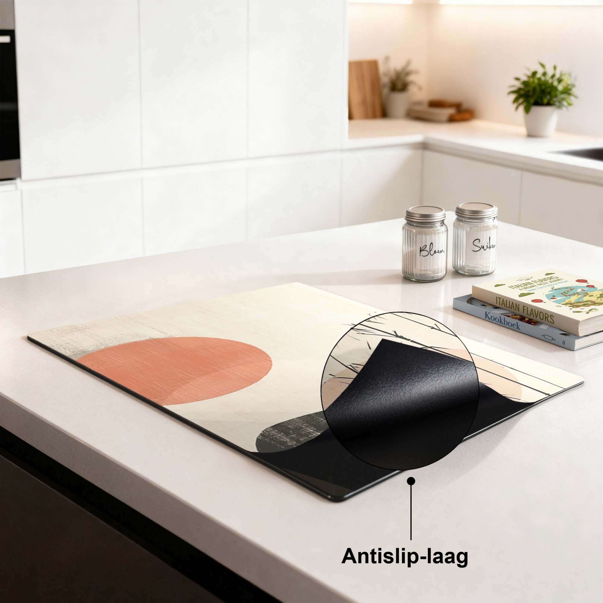 Zen Balance – Japandi Inductie Beschermer met antislip-laag op een moderne keuken tafel.