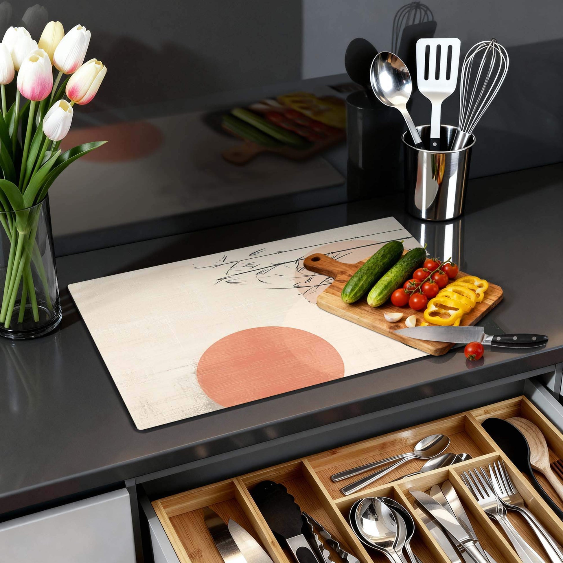 Zen Balance – Japandi Inductie Beschermer op een moderne keuken werkblad met groenten en bloemen.