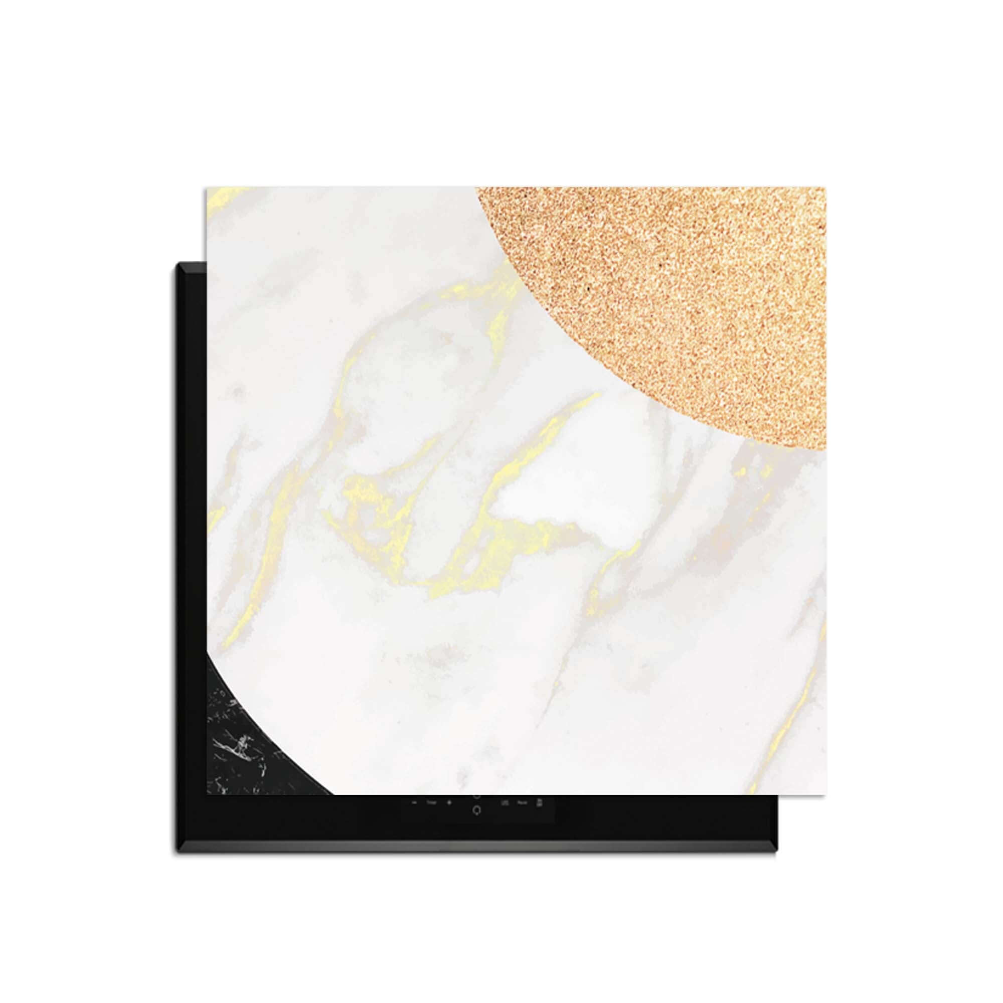 Marble Chic - Inductie Beschermer met wit en zwart marmer en gouden accenten op een inductiekookplaat.