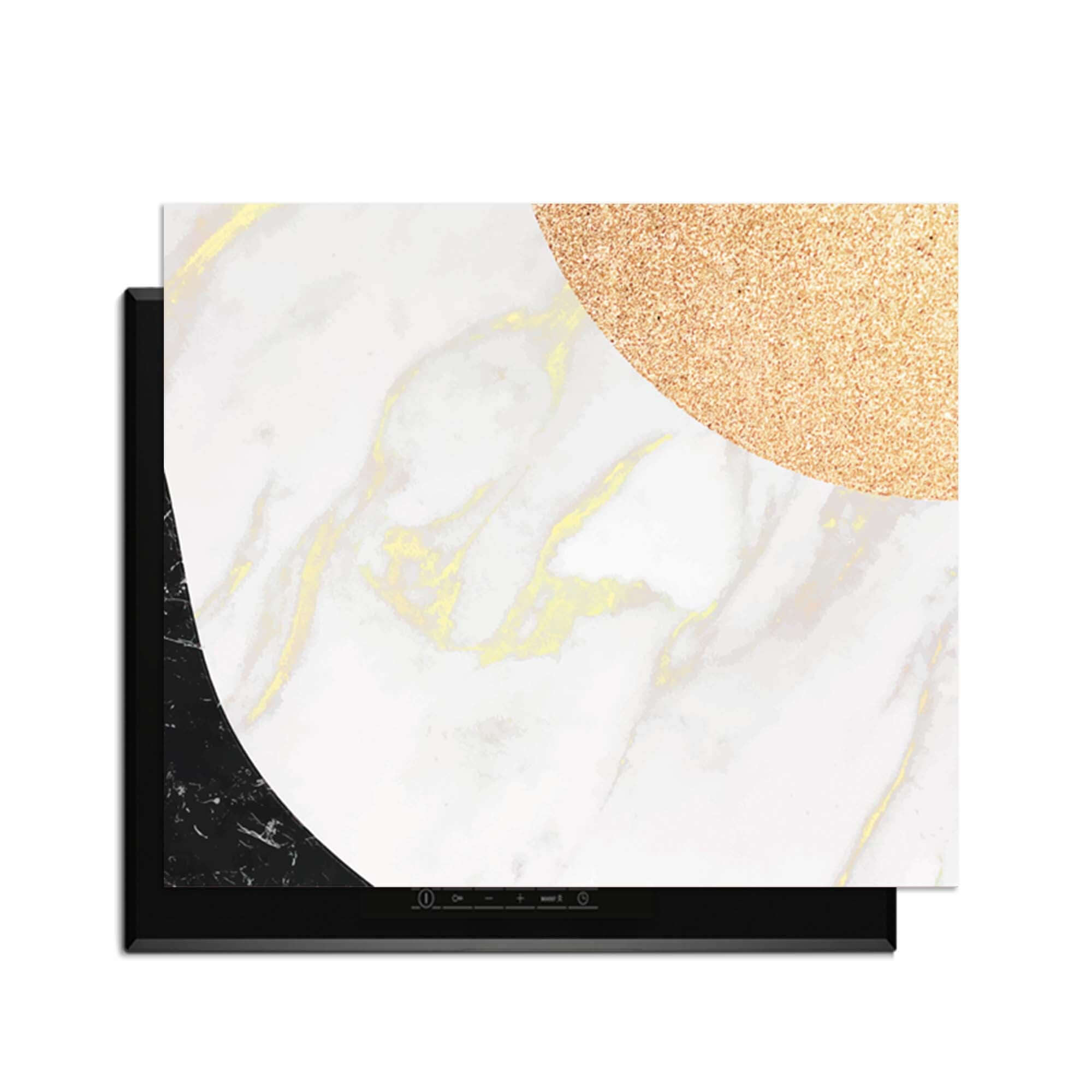 Marble Chic - Inductie Beschermer met wit en zwart marmer, en gouden accenten voor luxe in de keuken.