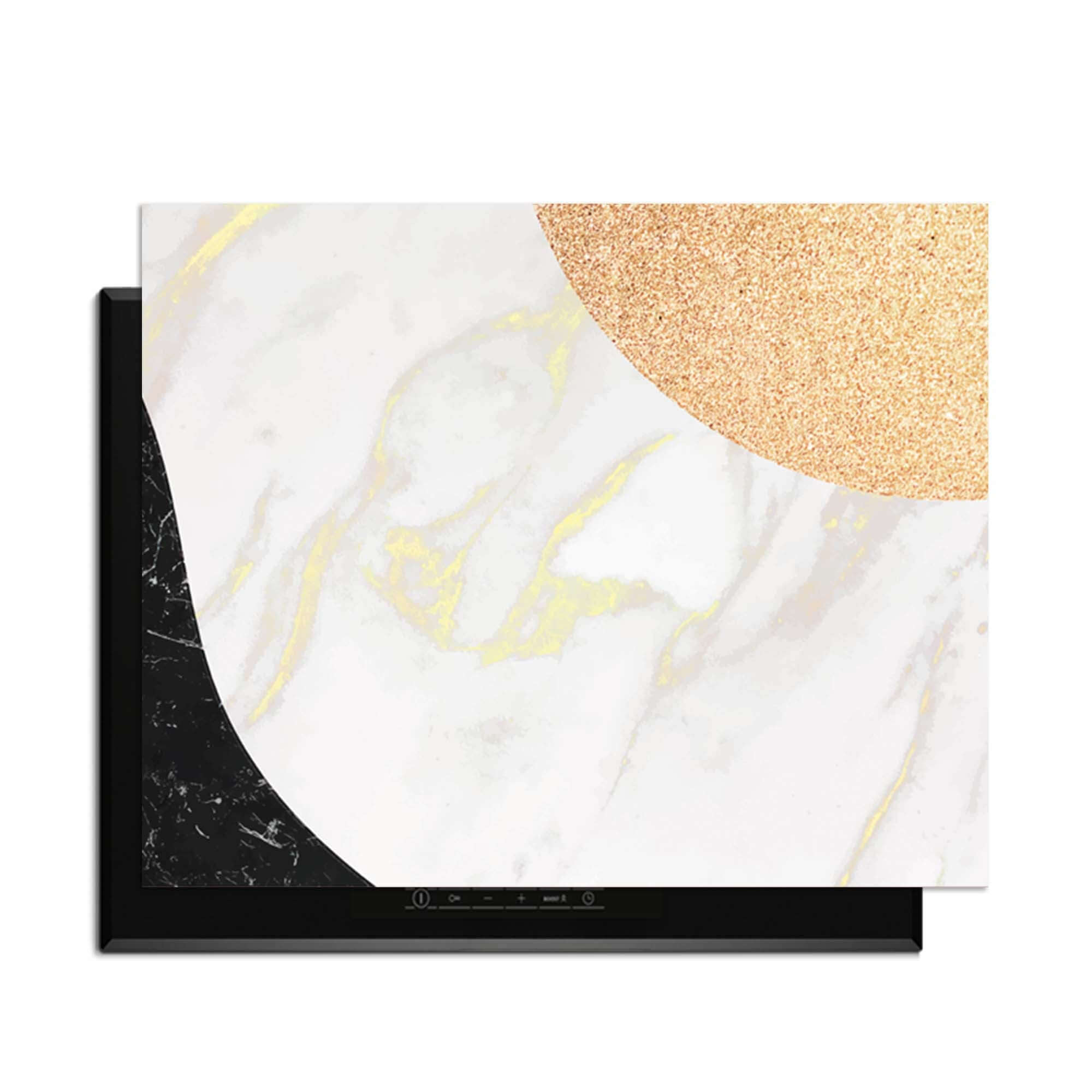 Marble Chic - Inductie Beschermer met een elegante mix van zwart en wit marmer en gouden accenten.